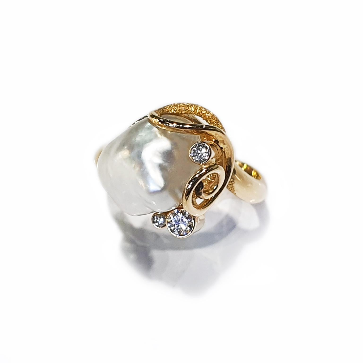 Paul Amey’s Broome Keshi pearl ring was crafted from 14K yellow gold featuring a Broome Keshi pearl with 3 round white diamonds equalling 13 points scattered around the pearl. The total weight of the ring is 4.1 grams. Size: N½(GB) or 7¼ (US).

The