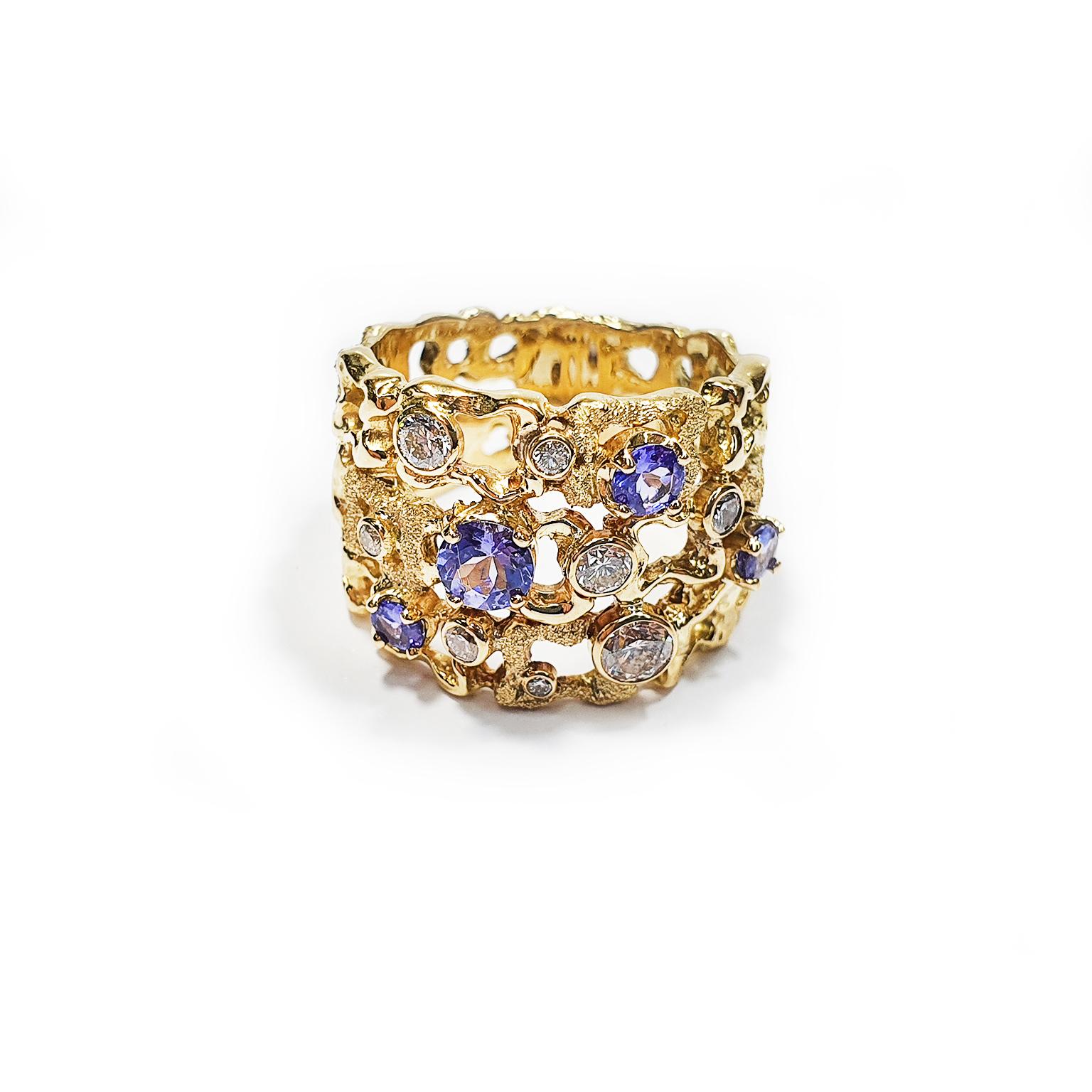 Paul Amey 18k Gold, Diamond and Tanzanite Dress Ring In New Condition For Sale In Tewantin, Queensland