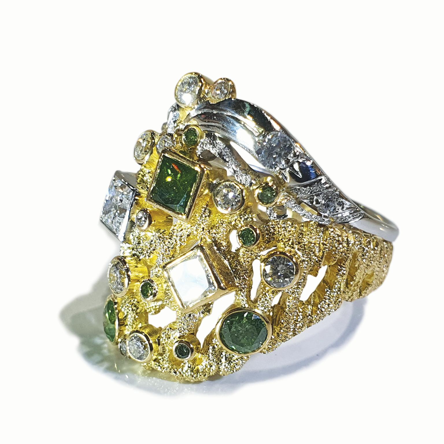 Taille mixte Paul Amey Bague « Bark » en or 18 carats, platine, diamants verts et blancs, fabriquée à la main en vente