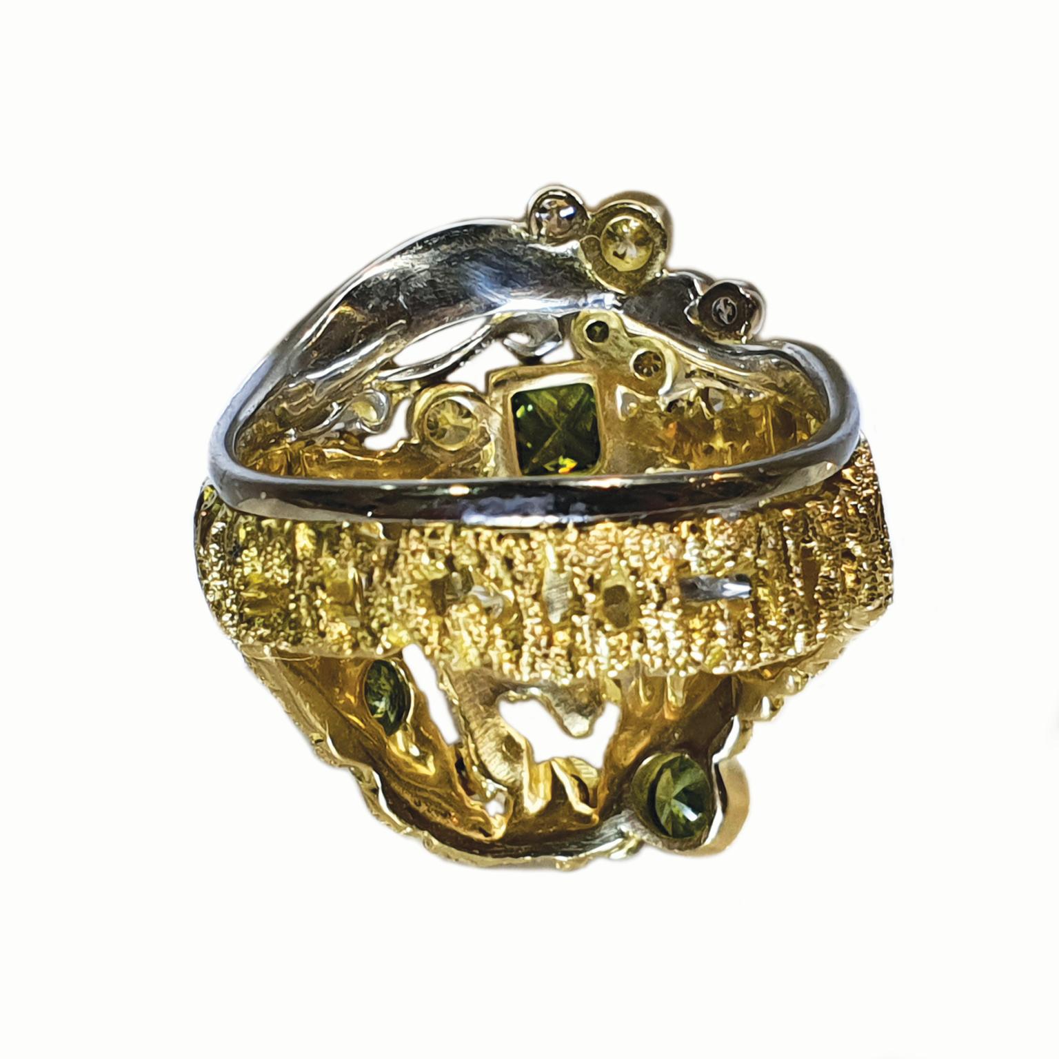Paul Amey Bague « Bark » en or 18 carats, platine, diamants verts et blancs, fabriquée à la main en vente 1