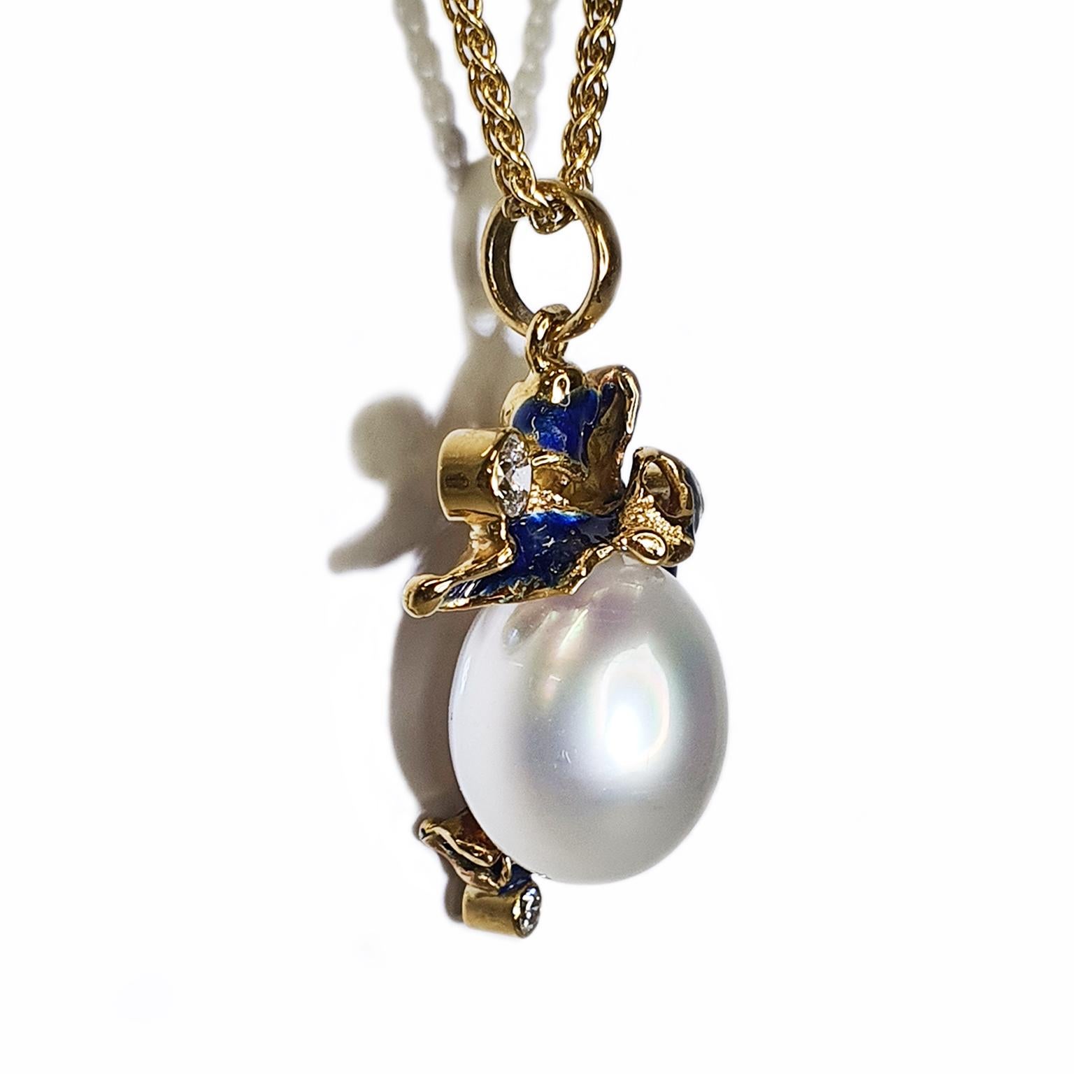Artisan Paul Amey Pendentif en or jaune 18 carats, perles des mers du Sud et émail bleu en vente