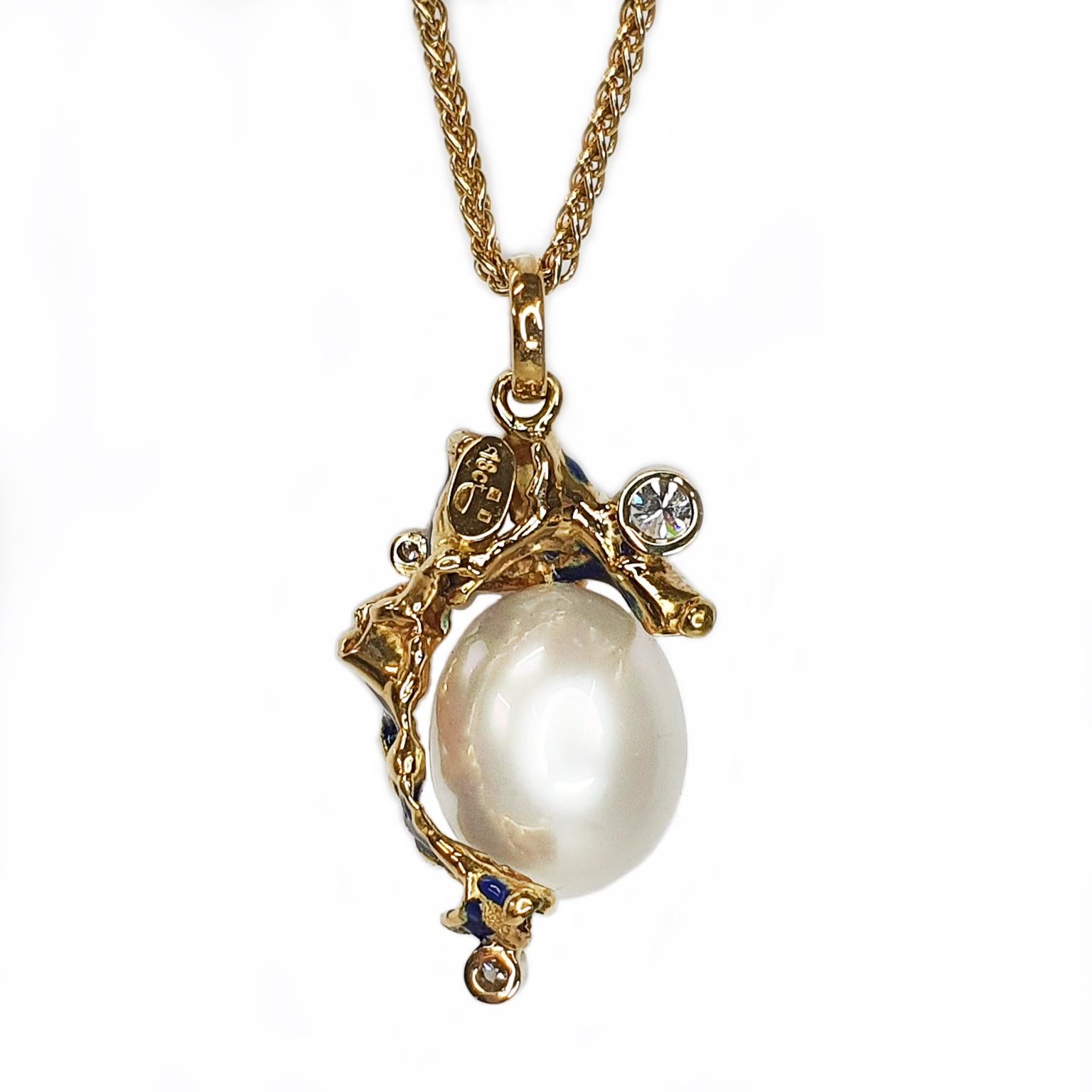 Taille mixte Paul Amey Pendentif en or jaune 18 carats, perles des mers du Sud et émail bleu en vente