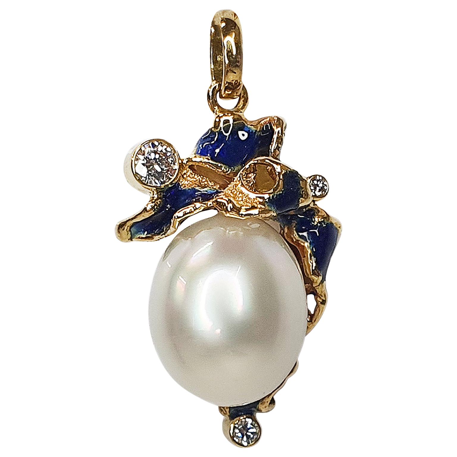 Paul Amey Pendentif en or jaune 18 carats, perles des mers du Sud et émail bleu en vente