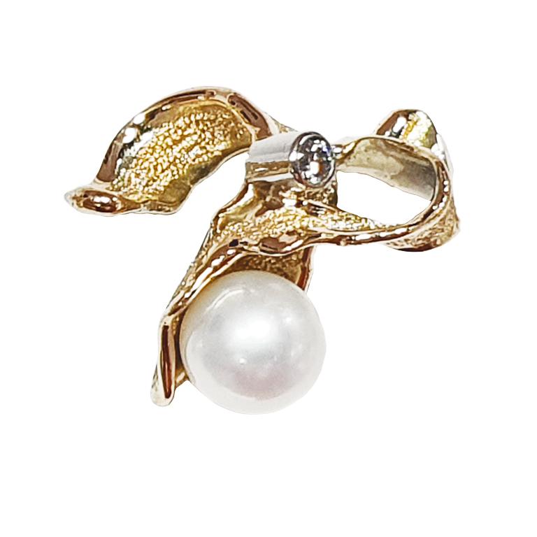Taille ronde Boucles d'oreilles « Orchid » Paul Amey en or 9 carats, platine et perles d'eau douce en vente