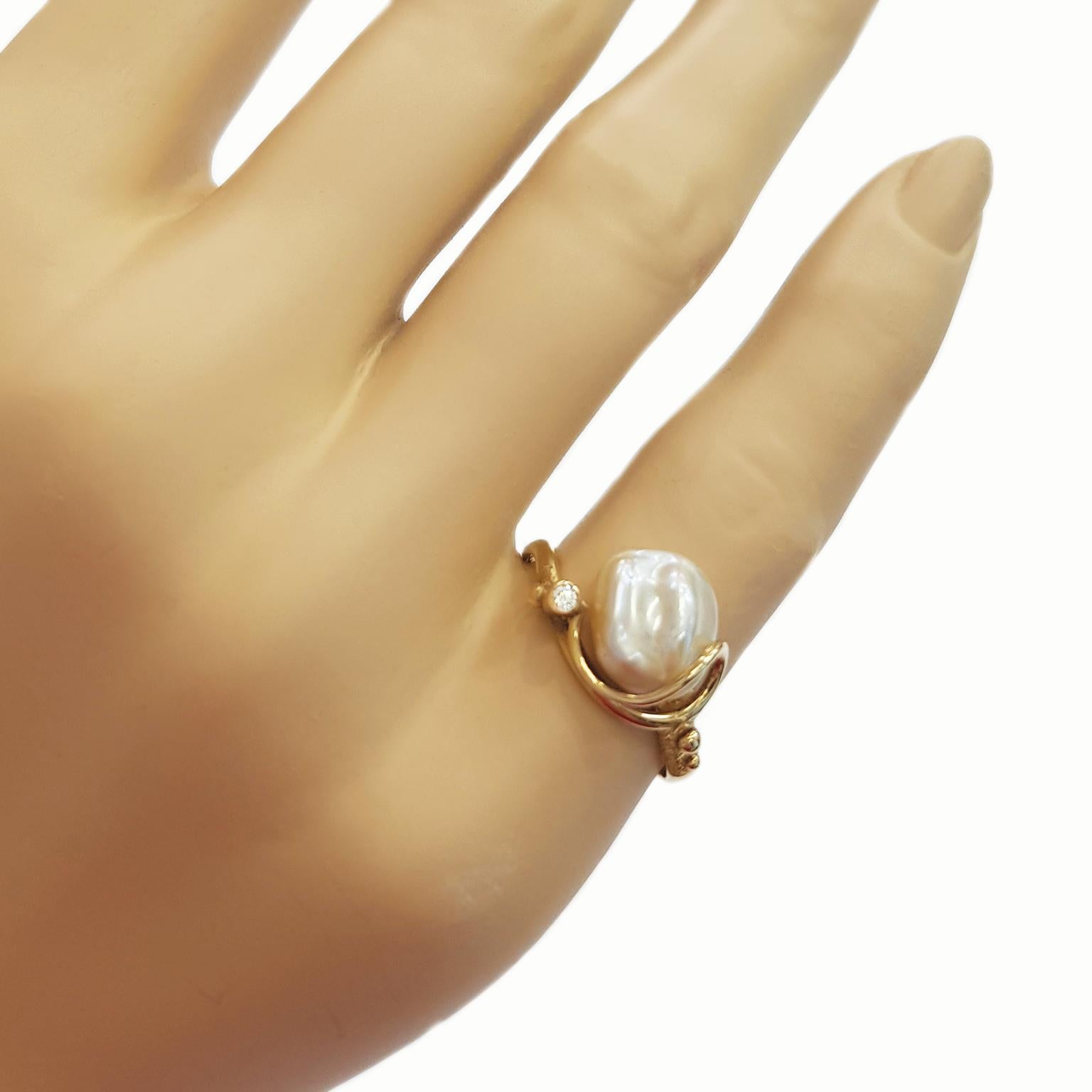 Ring „Dimple“ aus 9 Karat Gold mit Perlen und Diamanten von Paul Amey (Kunsthandwerker*in)