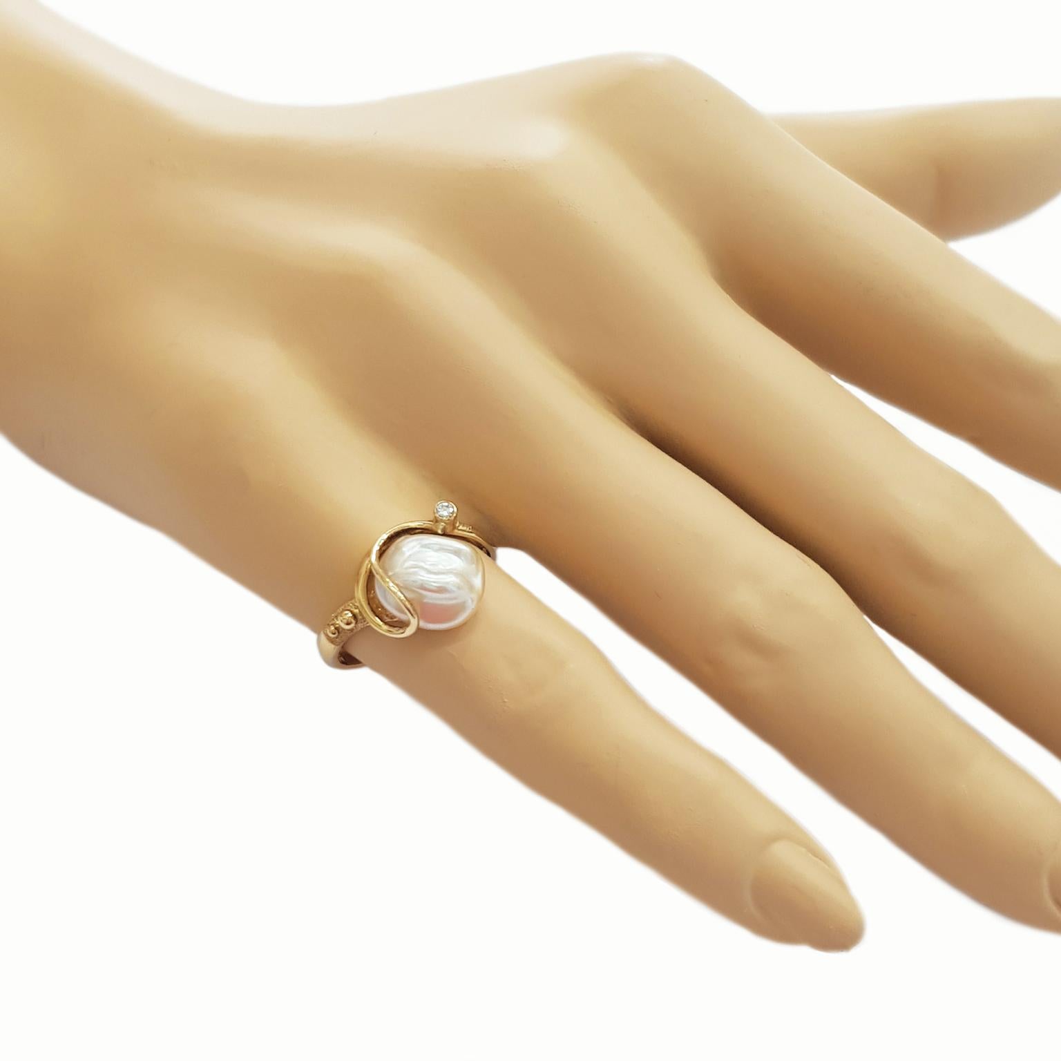 Ring „Dimple“ aus 9 Karat Gold mit Perlen und Diamanten von Paul Amey (Gemischter Schliff)