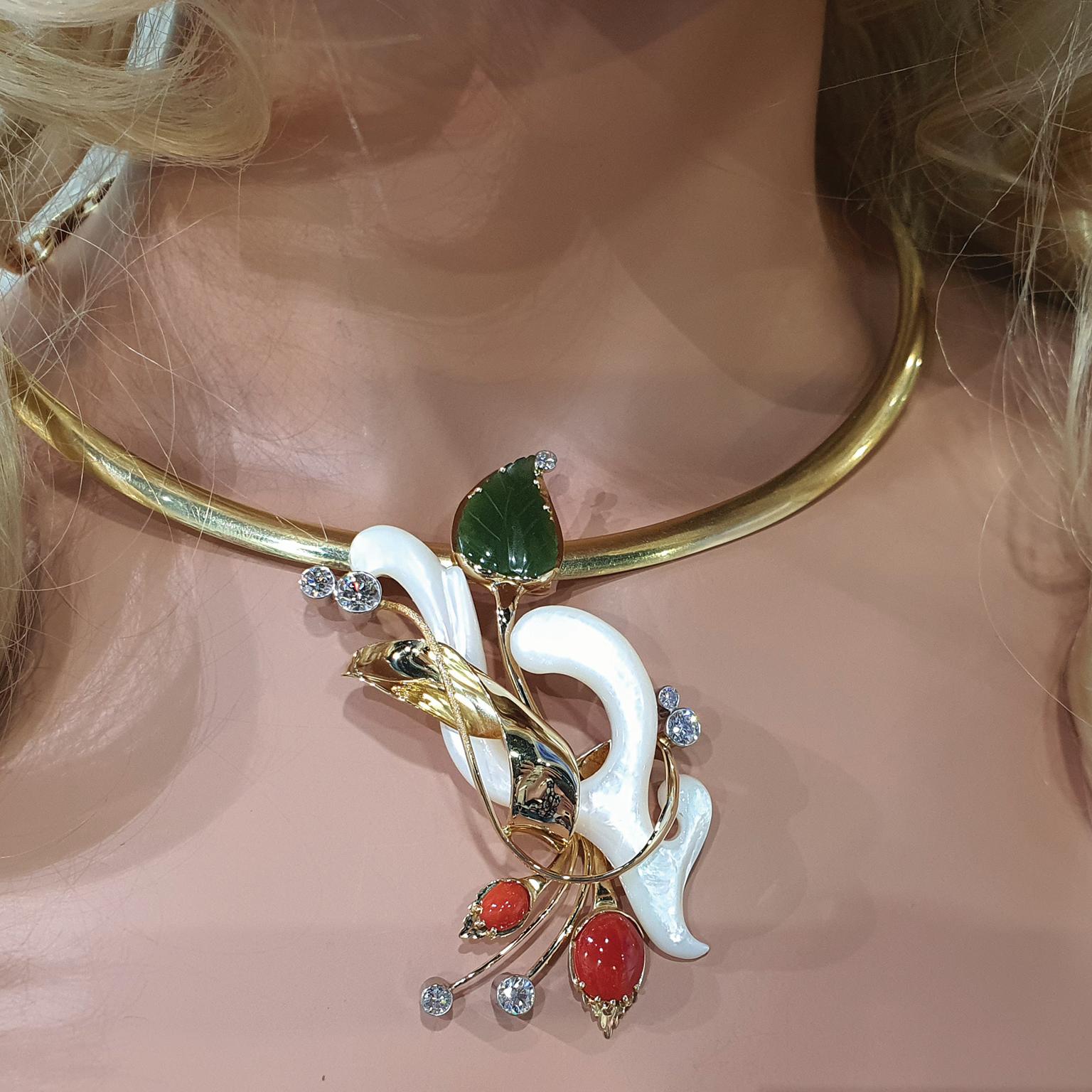 Taille mixte Paul Amey Pendentif « feuille » en or 18 carats, jade, corail rouge naturel et diamants, fabriqué à la main en vente