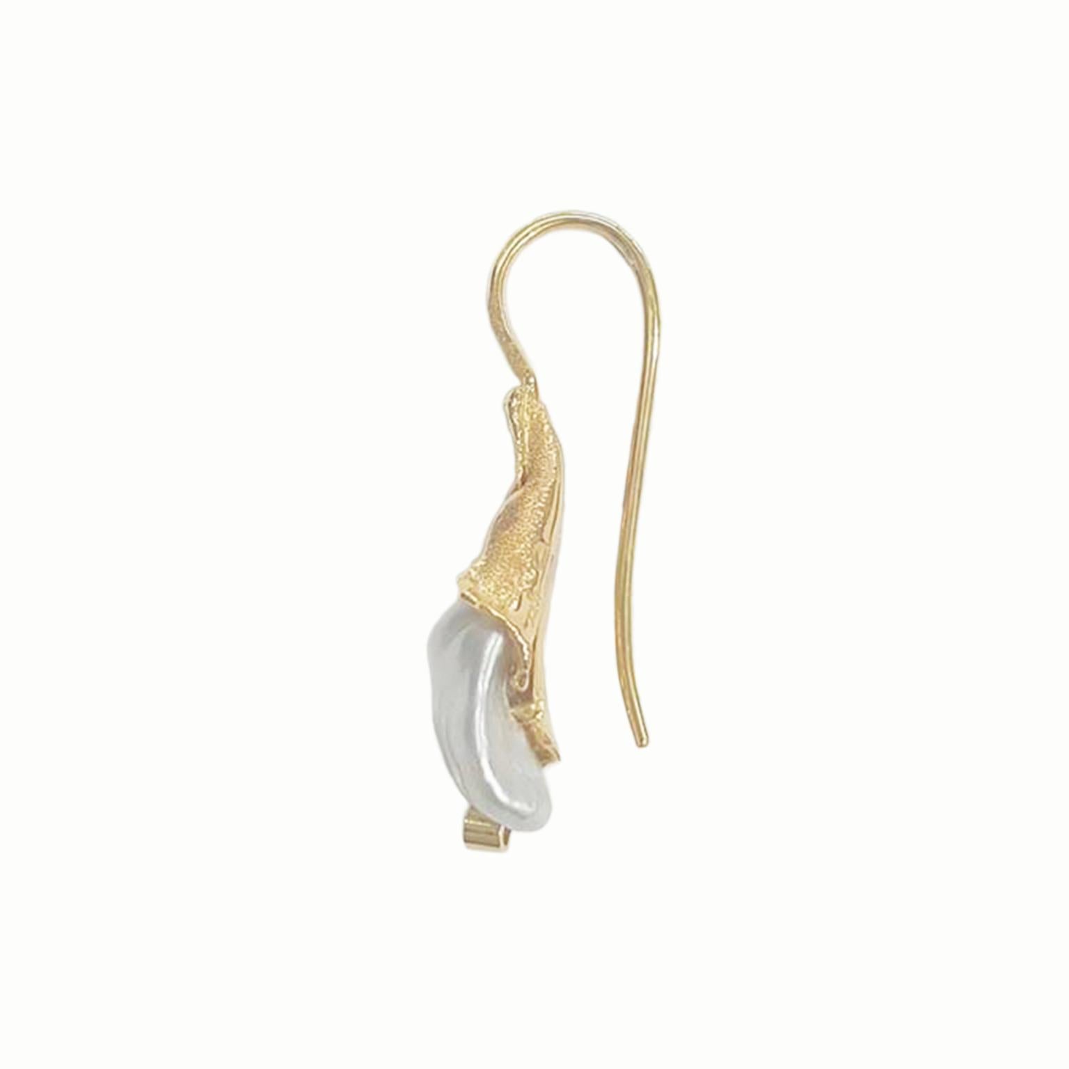 Introducing a breathtaking pair of luxury earrings by Paul Amey – an exquisite blend of elegance and artistry in 18ct yellow gold. These offset pearl earrings are a true manifestation of refined craftsmanship and creative design.

The stud earring