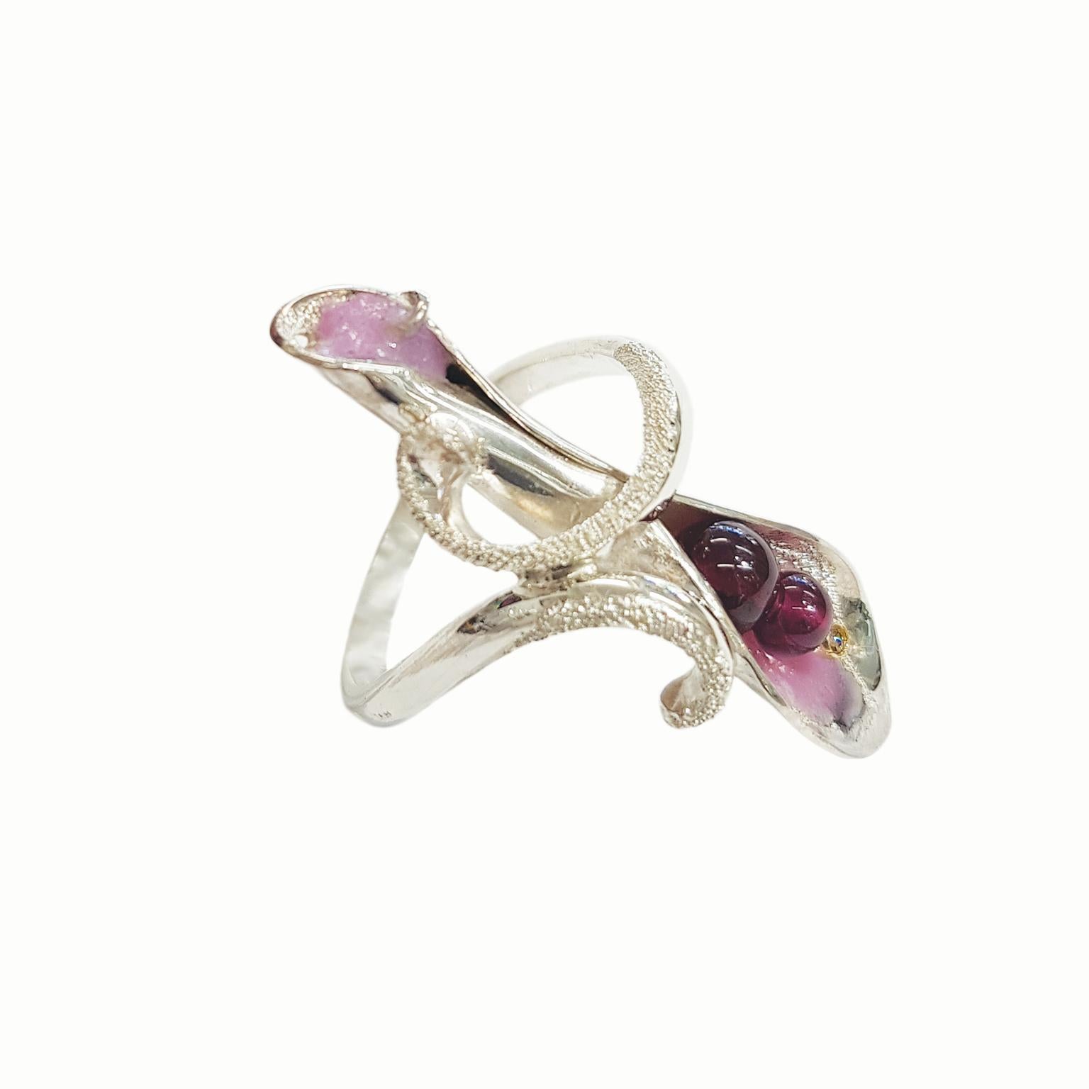 Experience the enchanting beauty of Paul Amey’s “Lilly” Ring – a one-of-a-kind creation meticulously handcrafted and brought to life by the award-winning jeweller himself. Crafted from sterling silver, this unique ring showcases the harmonious