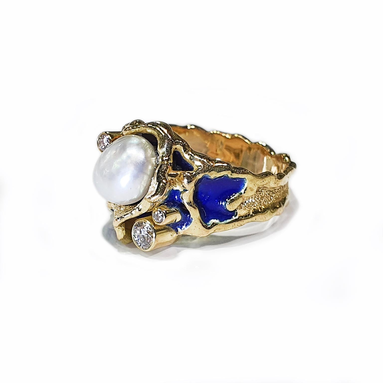 Paul Amey’s signature molten edge Broome pearl ring was crafted from 18K yellow gold with hard “glass” deep blue enamel. Note: this enamel is not acrylic. There are 3 round white diamonds randomly set in the design, being a 15pt, a 5pt and a 2pt.