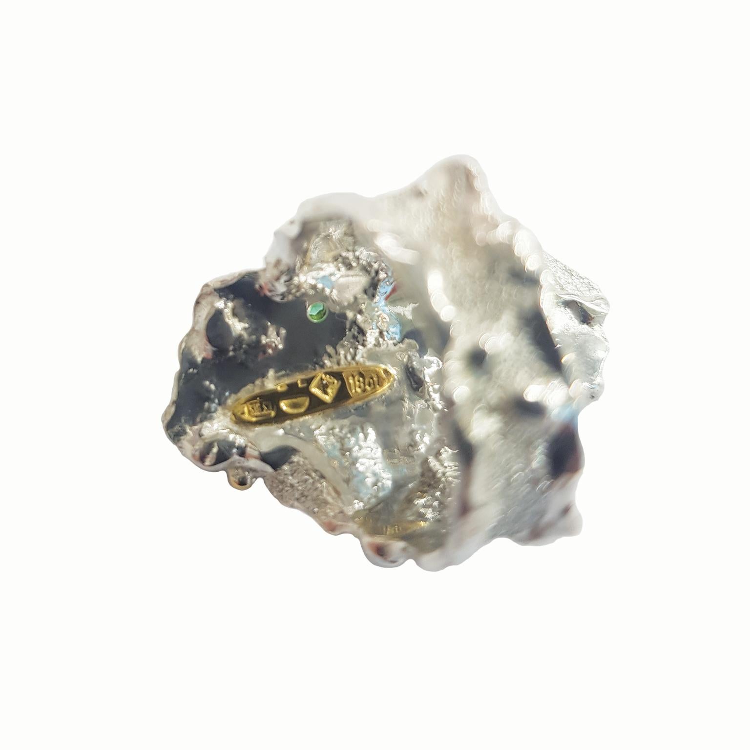 Ring aus Sterlingsilber, 18 Karat Gold, Smaragd und Diamanten von Paul Amey (Gemischter Schliff) im Angebot