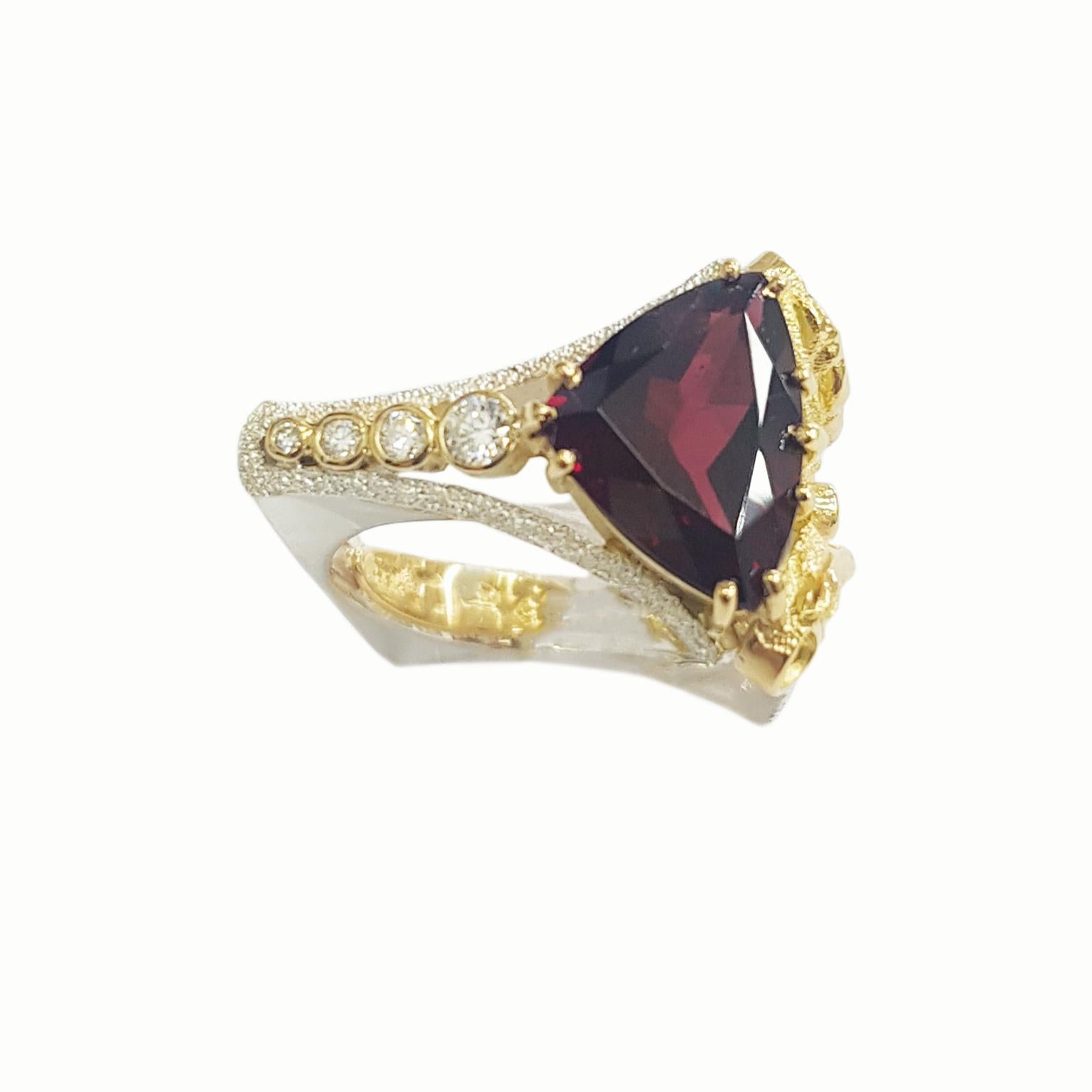 Ring „Wedge“ aus Sterlingsilber, 18 Karat Gold, Granat und Diamant von Paul Amey (Kunsthandwerker*in) im Angebot