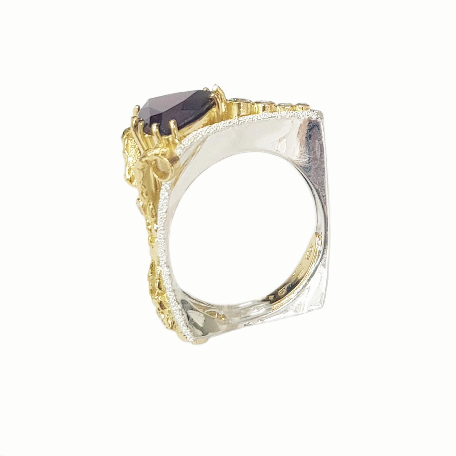 Ring „Wedge“ aus Sterlingsilber, 18 Karat Gold, Granat und Diamant von Paul Amey (Gemischter Schliff) im Angebot