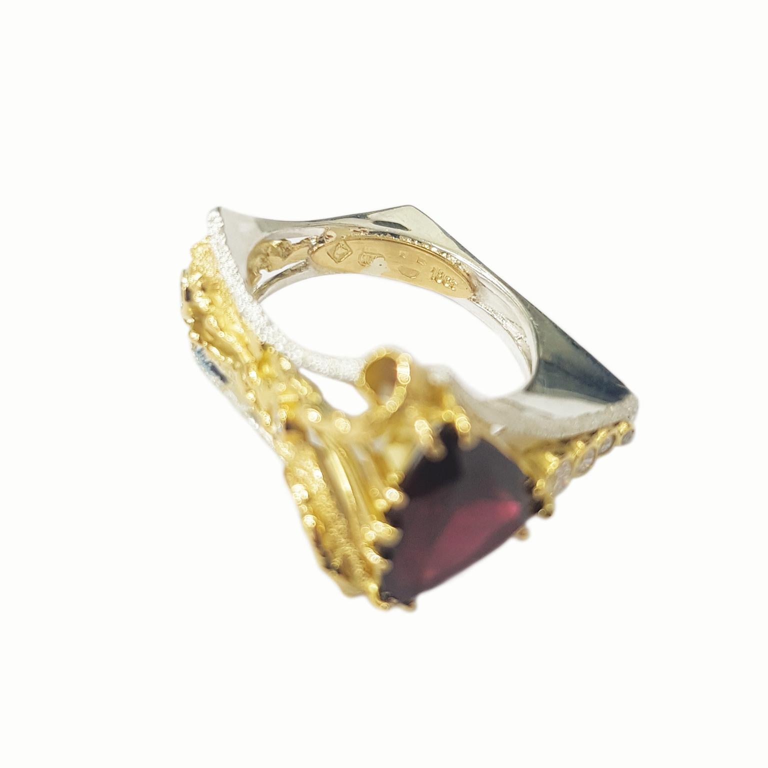 Ring „Wedge“ aus Sterlingsilber, 18 Karat Gold, Granat und Diamant von Paul Amey für Damen oder Herren im Angebot