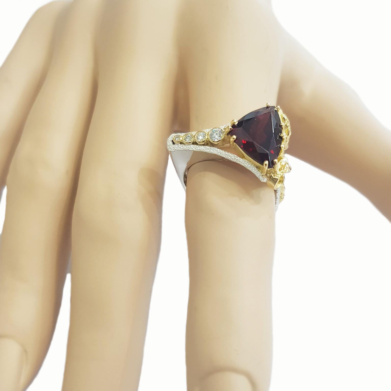 Ring „Wedge“ aus Sterlingsilber, 18 Karat Gold, Granat und Diamant von Paul Amey im Angebot 1