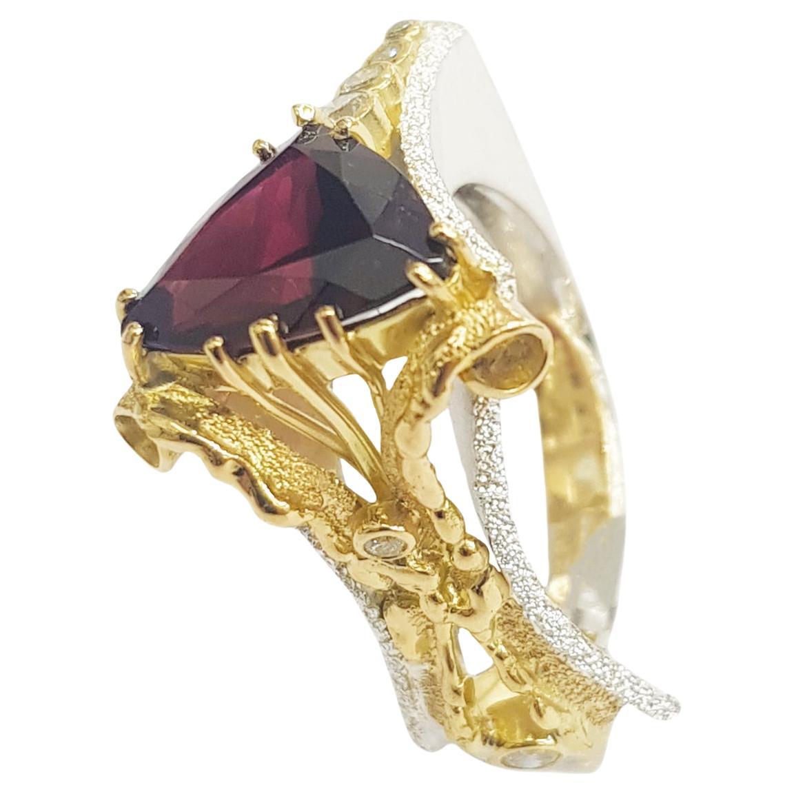 Ring „Wedge“ aus Sterlingsilber, 18 Karat Gold, Granat und Diamant von Paul Amey im Angebot