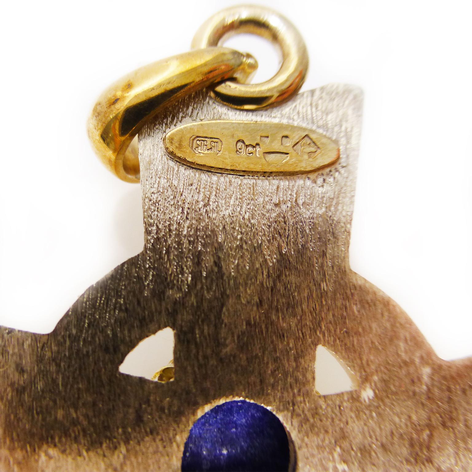 Taglio rotondo Ciondolo a forma di croce in argento sterling con lapislazzuli, oro 9k e diamanti di Paul Amey in vendita