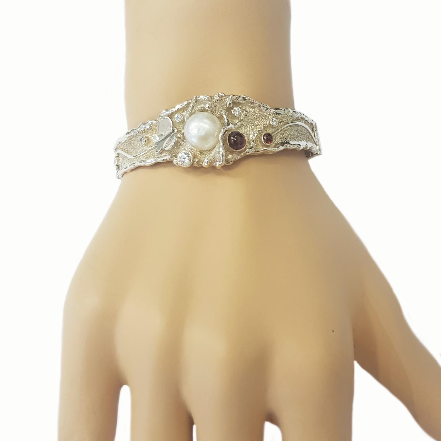 Taille mixte Paul Amey, bracelet jonc en argent sterling à bord Molten Edge avec grenats et perles en vente