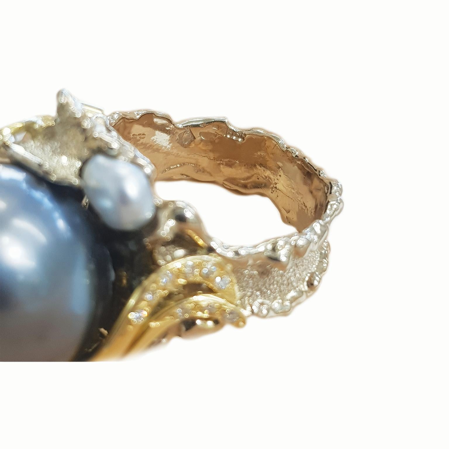 Taille ronde Paul Amey Bague torsade en or blanc 18 carats, diamants et saphirs en vente
