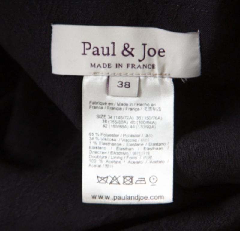 Dieses perfekte Kleid verleiht Ihren Freizeitaktivitäten einen subtilen Stil. Dieses Kleid von Paul and Joe in bequemer Shift-Silhouette ist klassisch schwarz und wird durch Knöpfe mit Wappenprägung an den Schultern verschönert. Dieses Kleid von