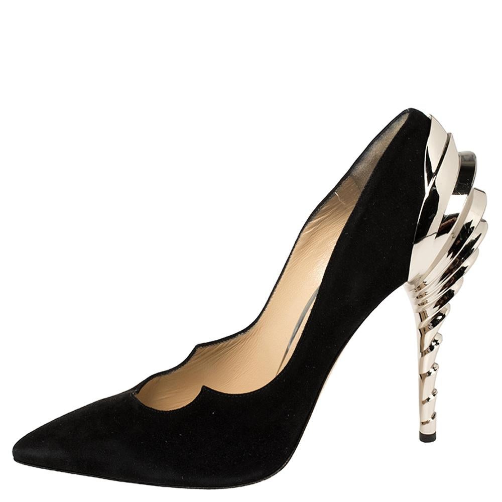 Paul Andrew's verleiht einer klassischen Silhouette mit diesen Zenadia-Pumps einen atemberaubenden Schwung. Die spitz zulaufende Silhouette aus schwarzem Veloursleder hat ein Cut-Out-Design, das den Fuß elegant akzentuiert. Die spektakulären Absätze