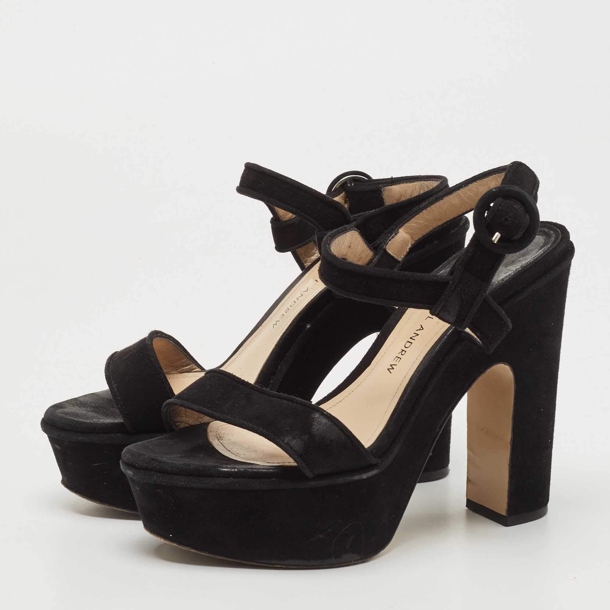 Ces sandales sont chics et contemporaines. Fabriqué à partir de matériaux de première qualité  ces chaussures encadreront luxueusement vos pieds et rempliront votre journée de pas audacieux.