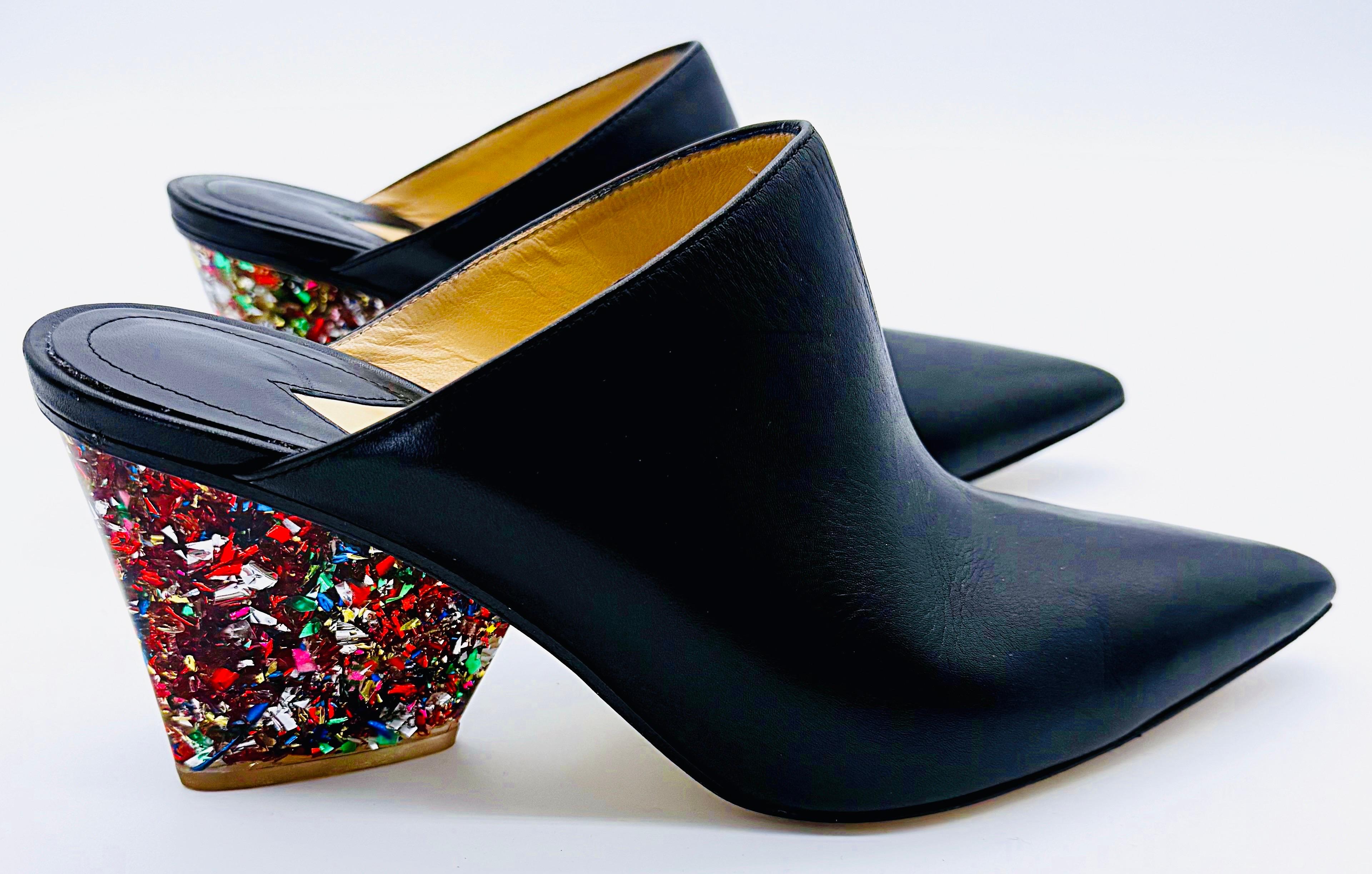 Elegantes chanclas de edición limitada Paul Andrew para Edie Parker de piel negra con tacón de confeti y purpurina. Esta colaboración tuvo lugar en otoño de 2016, y se agotó al instante. Elegante puntera puntiaguda con tacón en bloque de lucita