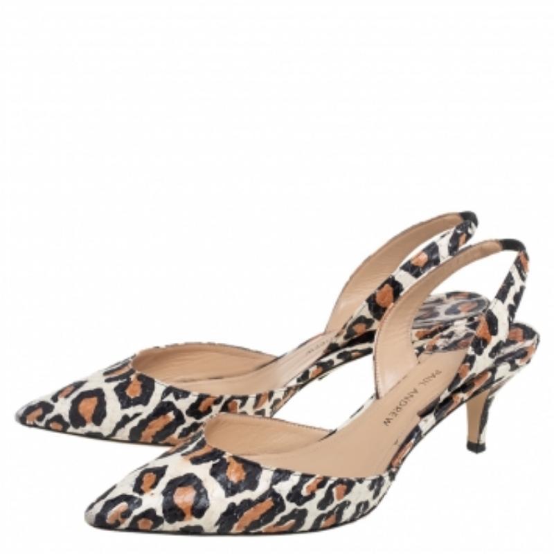 Feminines Flair und eine raffinierte Anziehungskraft zeichnen diese umwerfenden Paul Andrew Sandalen aus. Aus hochwertigen MATERIALEN gefertigt, verleihen sie Ihrem Look einen opulenten Charme und ergänzen viele Looks, die Sie kreieren möchten.