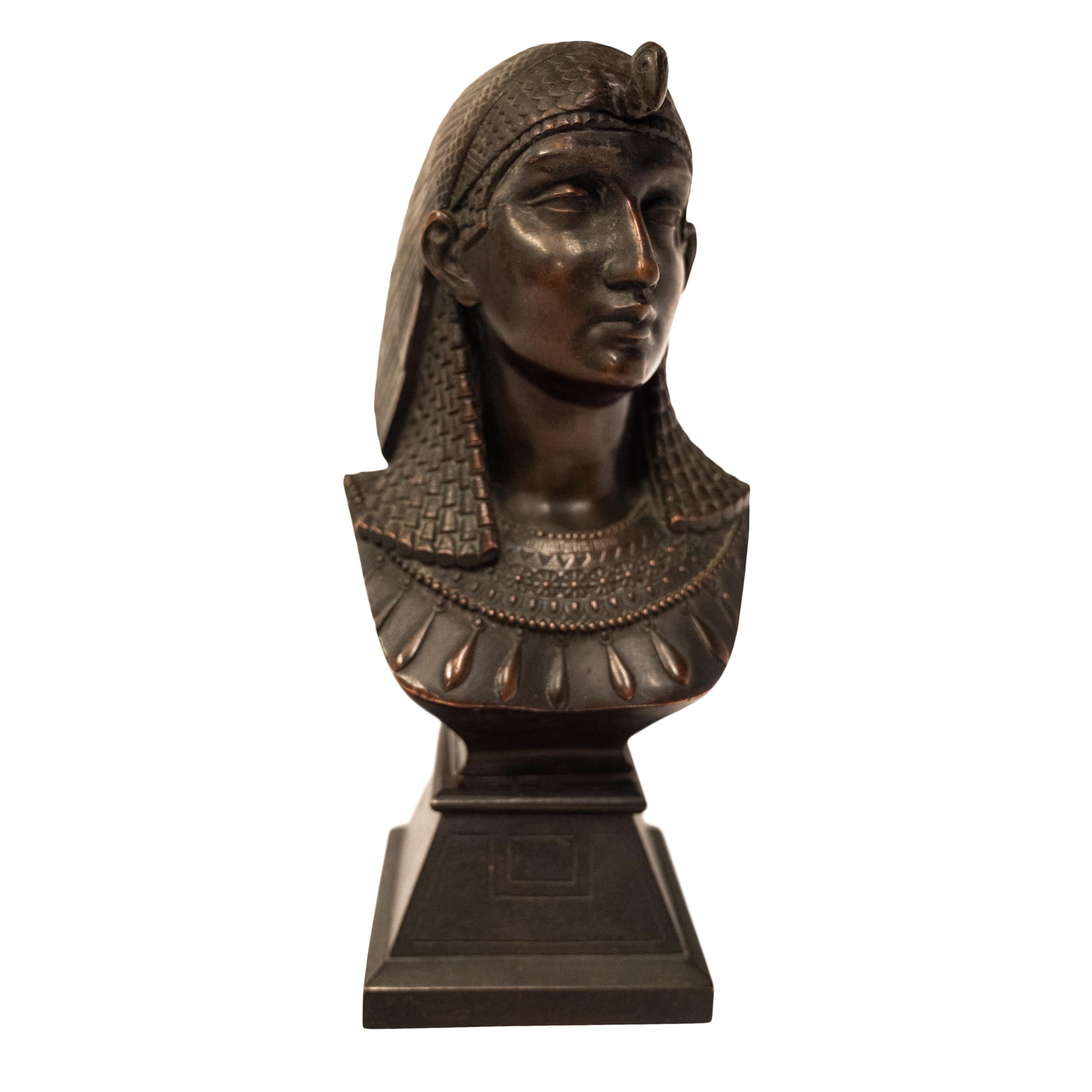 Una buena escultura antigua de bronce fundido, un busto de renacimiento egipcio 