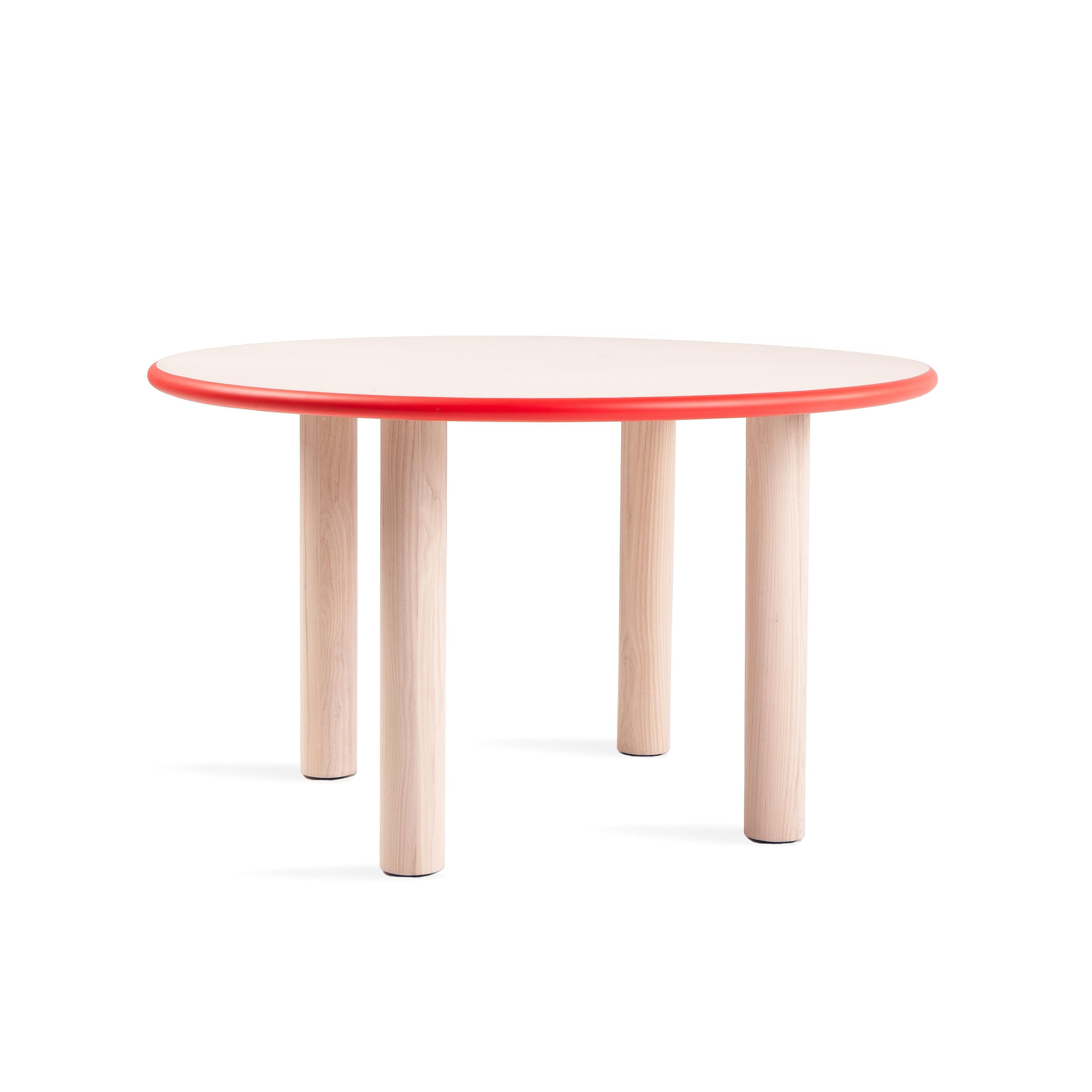 Mesa de comedor Paul Baby by NOOM
Dimensiones: P 90 x A 52 cm 
Materiales: Madera de fresno, chapa de madera natural.

La Mesa Baby Paul es una versión reducida de la mesa de comedor redonda Paul, diseñada pensando en la comodidad de los niños.