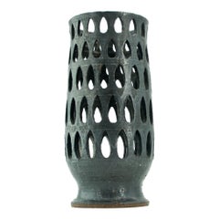 Paul Bellardo Vaso scultoreo a goccia perforato Studio Pottery