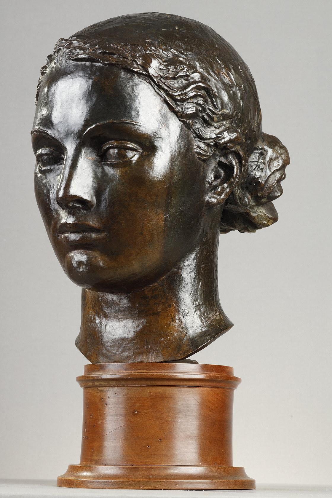 Kopf eines Mädchens (Gold), Figurative Sculpture, von Paul Belmondo