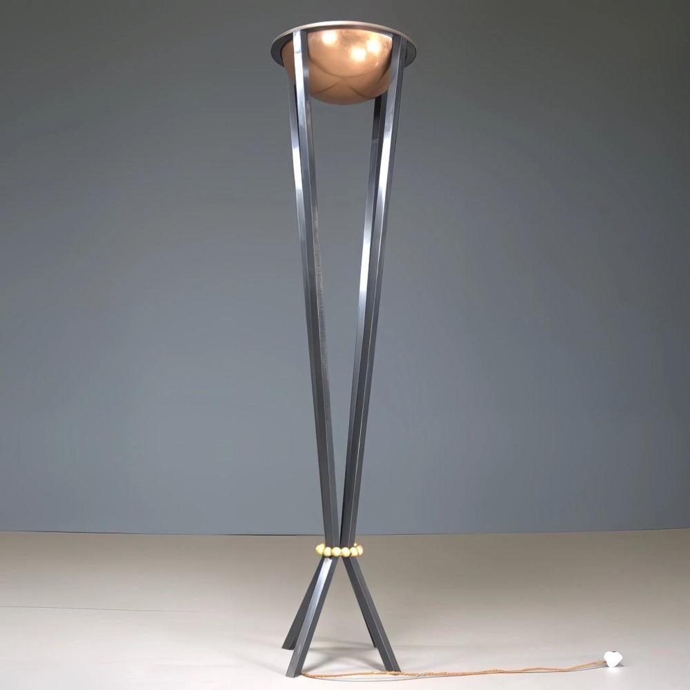 Ce lampadaire de Paul Belvoir, fabriqué en 2017, présente un design épuré et moderne avec une construction en métal. Parfait pour les espaces de vie contemporains, offrant à la fois style et éclairage pratique.