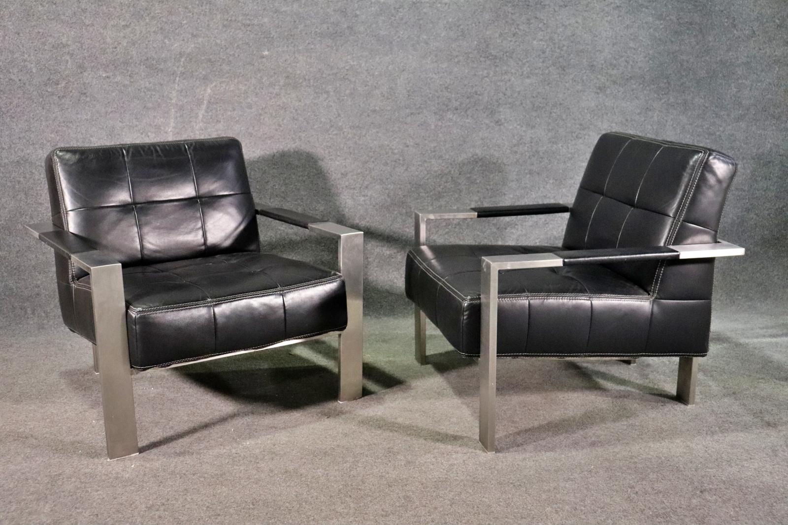 Paire de chaises longues de style mid-century par Paul Brayton. La large armature métallique soutient l'assise touffue.
Veuillez confirmer le lieu NY ou NJ