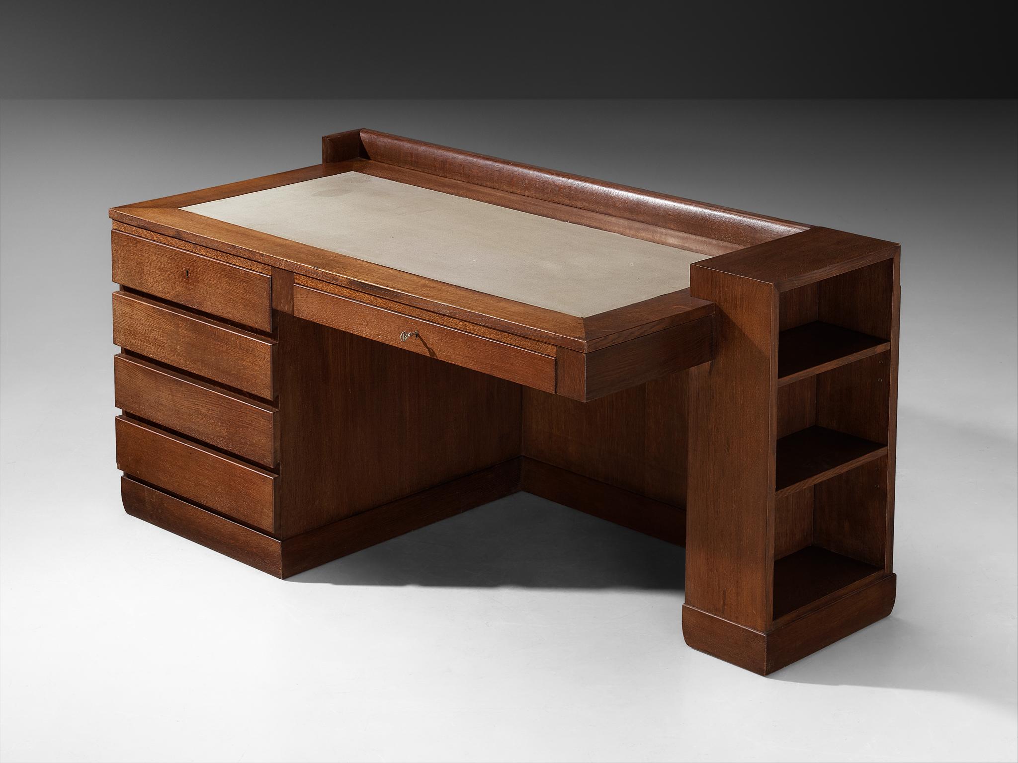 Paul Bromberg für H. Pander & Zonen, Chefschreibtisch, Eiche, Niederlande, 1927

Dieser freistehende Schreibtisch wurde 1927 von Paul Bromberg entworfen und ist ein Beispiel für das rationalistische Möbeldesign des frühen 20. Jahrhunderts. Seine