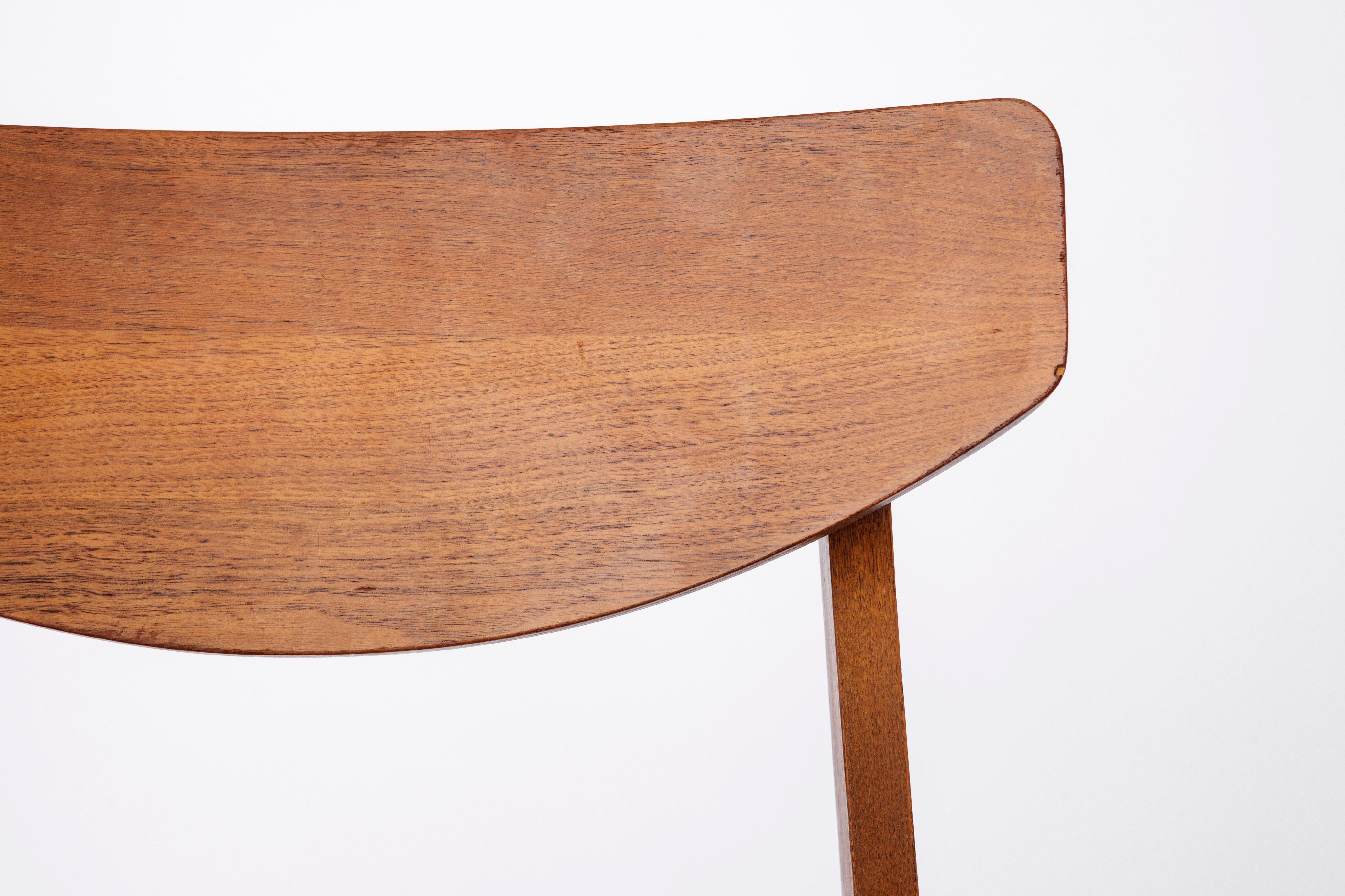 Chaise vintage conçue par  Paul Browning pour Stanley Furniture, USA
environ dans les années 1960-1970. 

Bon état, stable, bien que quelques connexions aient été recollées dans le passé ce qui 
est visible ici et là. Les cadres en bois ne