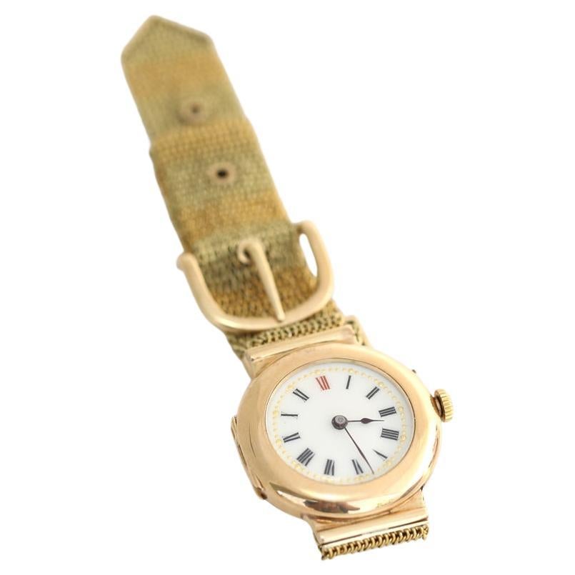 Montre ancienne en or suisse. Un bel objet en or du début du 20e siècle. Elle peut sembler petite aujourd'hui, mais à l'époque, c'était une montre de gentleman. Aujourd'hui, il est probablement mieux adapté aux femmes. Bracelet en maille d'or. A