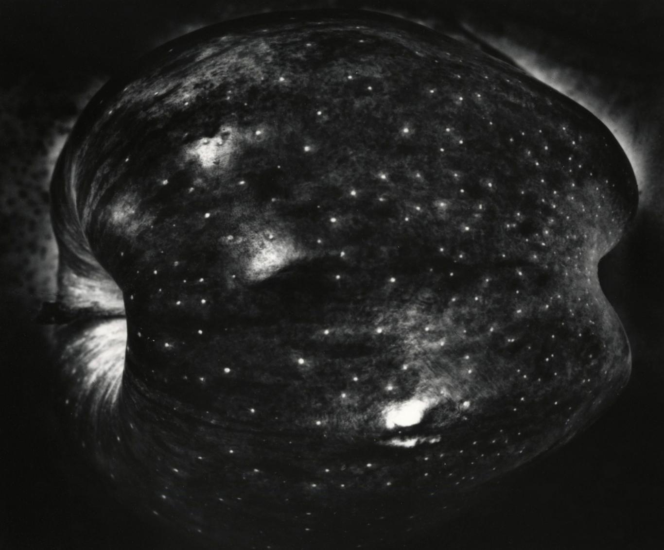 Black and White Photograph de Paul Caponigro - Galaxy Apple, Nueva York