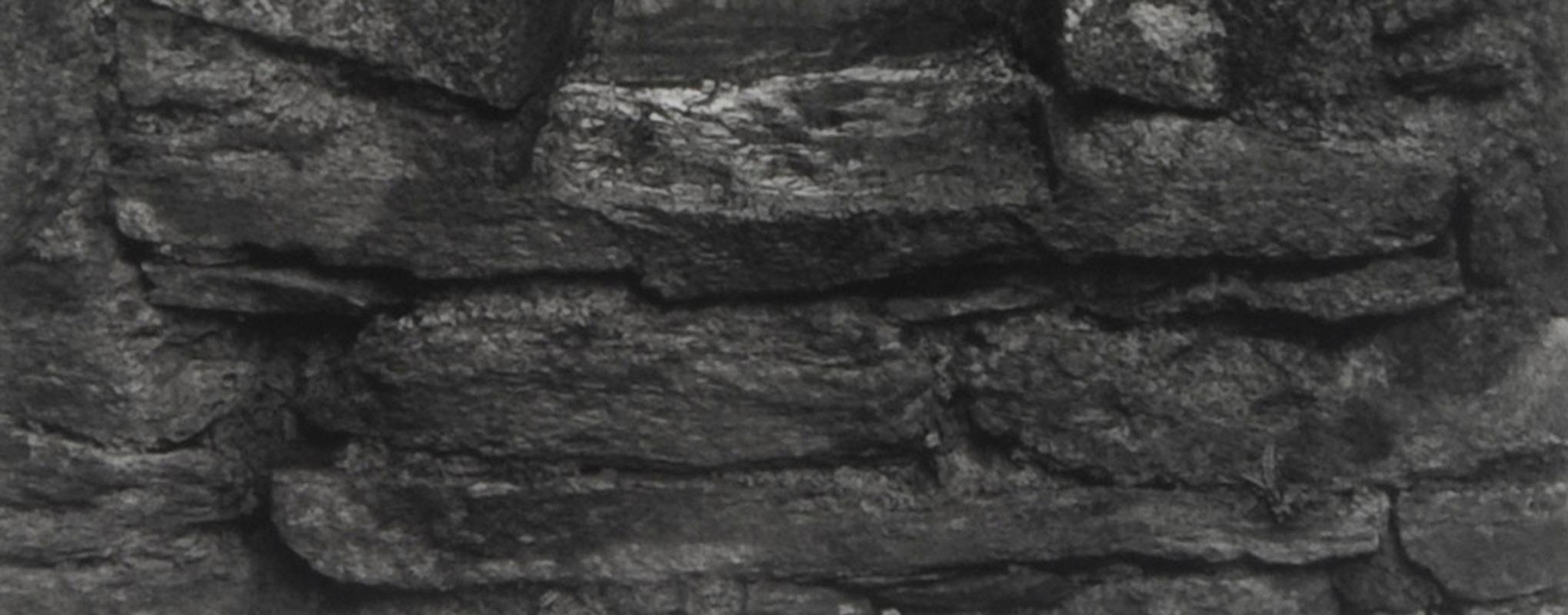 Eingang, Reefert Chuch, Irland
Silbergelatineabzug, 1989
Signiert mit Bleistift unten rechts auf dem Passepartout (siehe Foto)
Aus: Stone Churches of Ireland, veröffentlicht von Lodima Press, Band 9
Bildgröße: 9 1/2 x 8 Zoll
Rahmengröße: 22 3/4 x 18