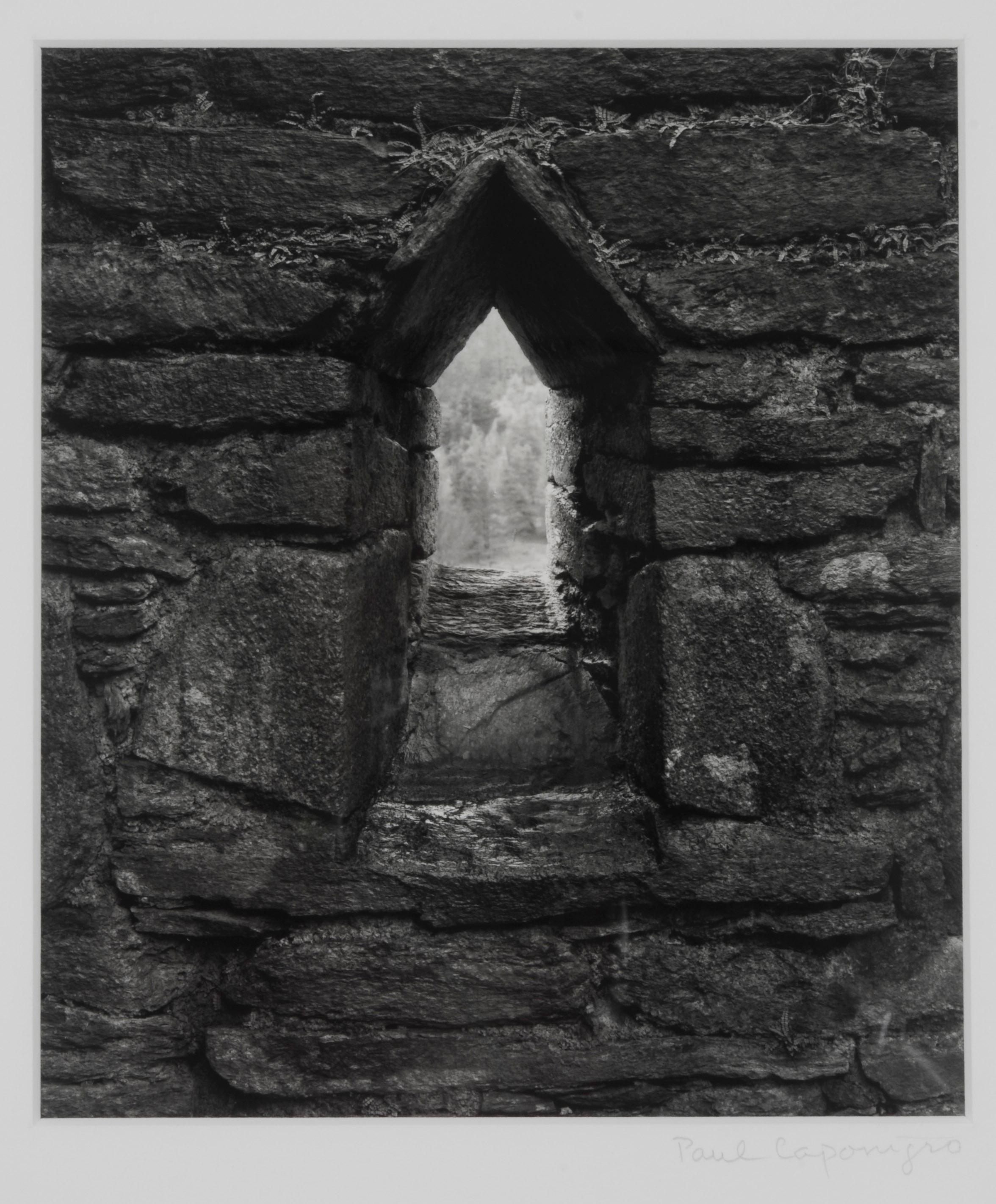 Paul Caponigro Landscape Photograph – Church Window aus Stein Glendalough, Wicklow, Irland