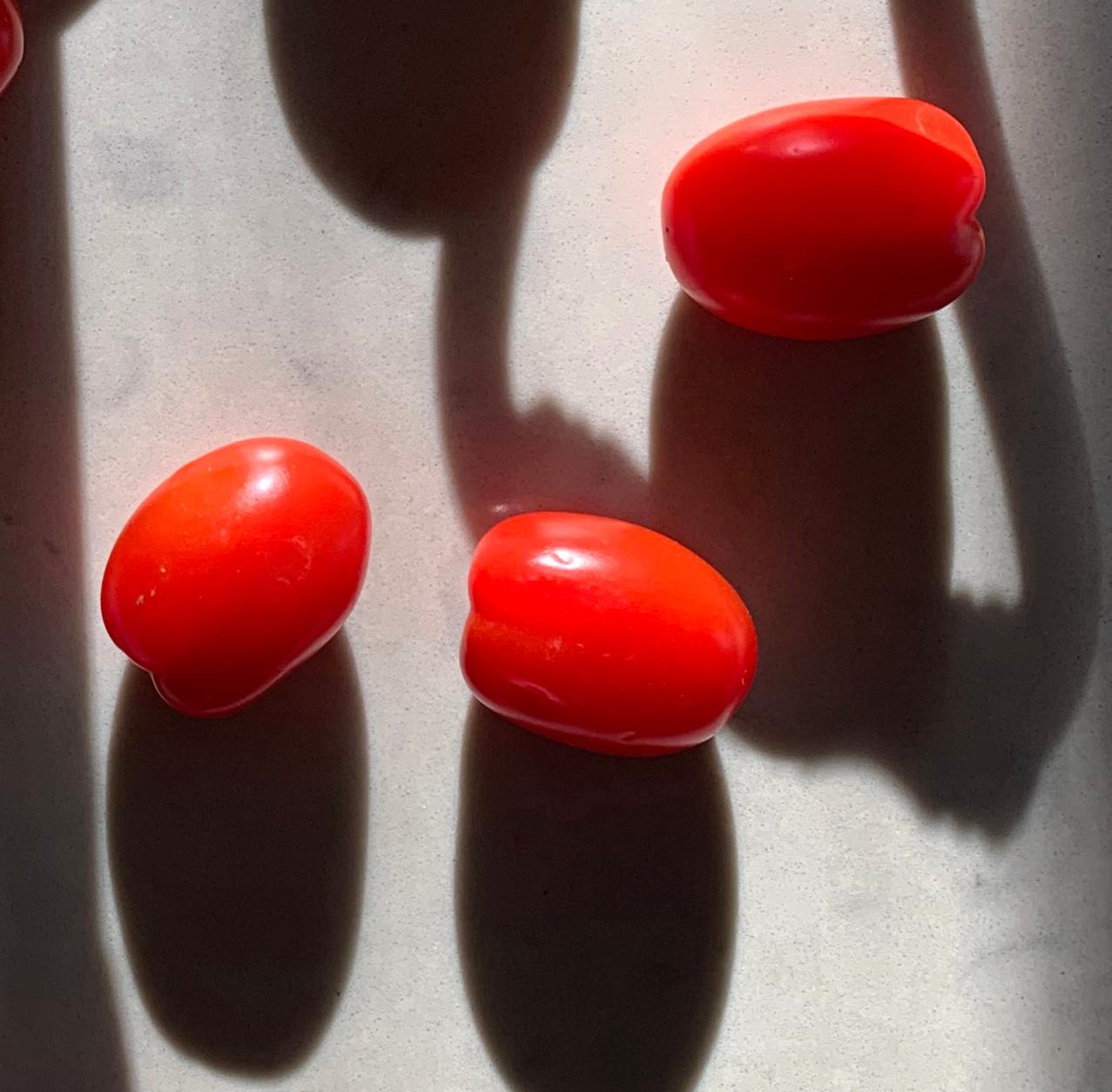 Pomodori e ferri da stiro incorniciati: fotografia di natura morta con motivi d'ombra astratti - Abstract Photograph Grigio di Paul Cava