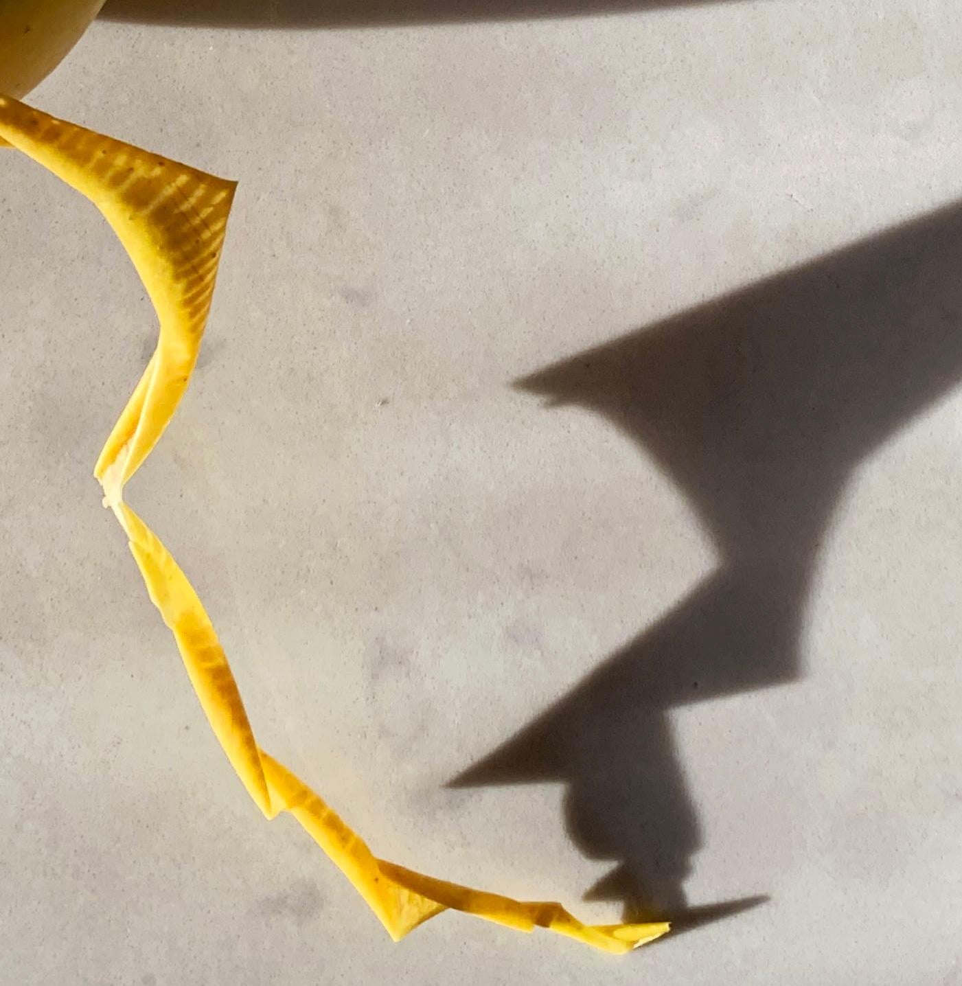 Untitled 2275 : nature morte photographiée avec des pommes jaunes et des ombres abstraites - Photograph de Paul Cava