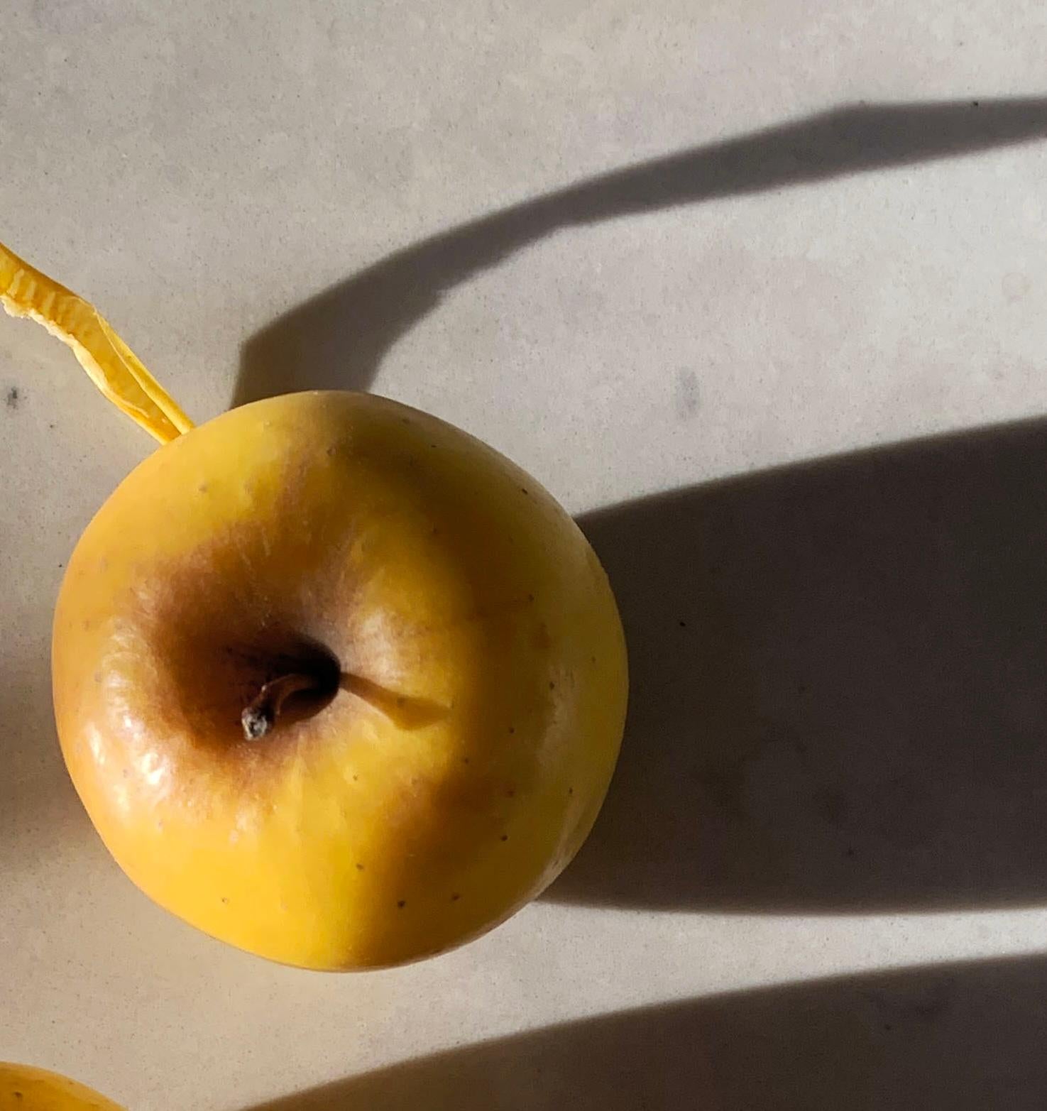 Untitled 2275 : nature morte photographiée avec des pommes jaunes et des ombres abstraites - Abstrait Photograph par Paul Cava