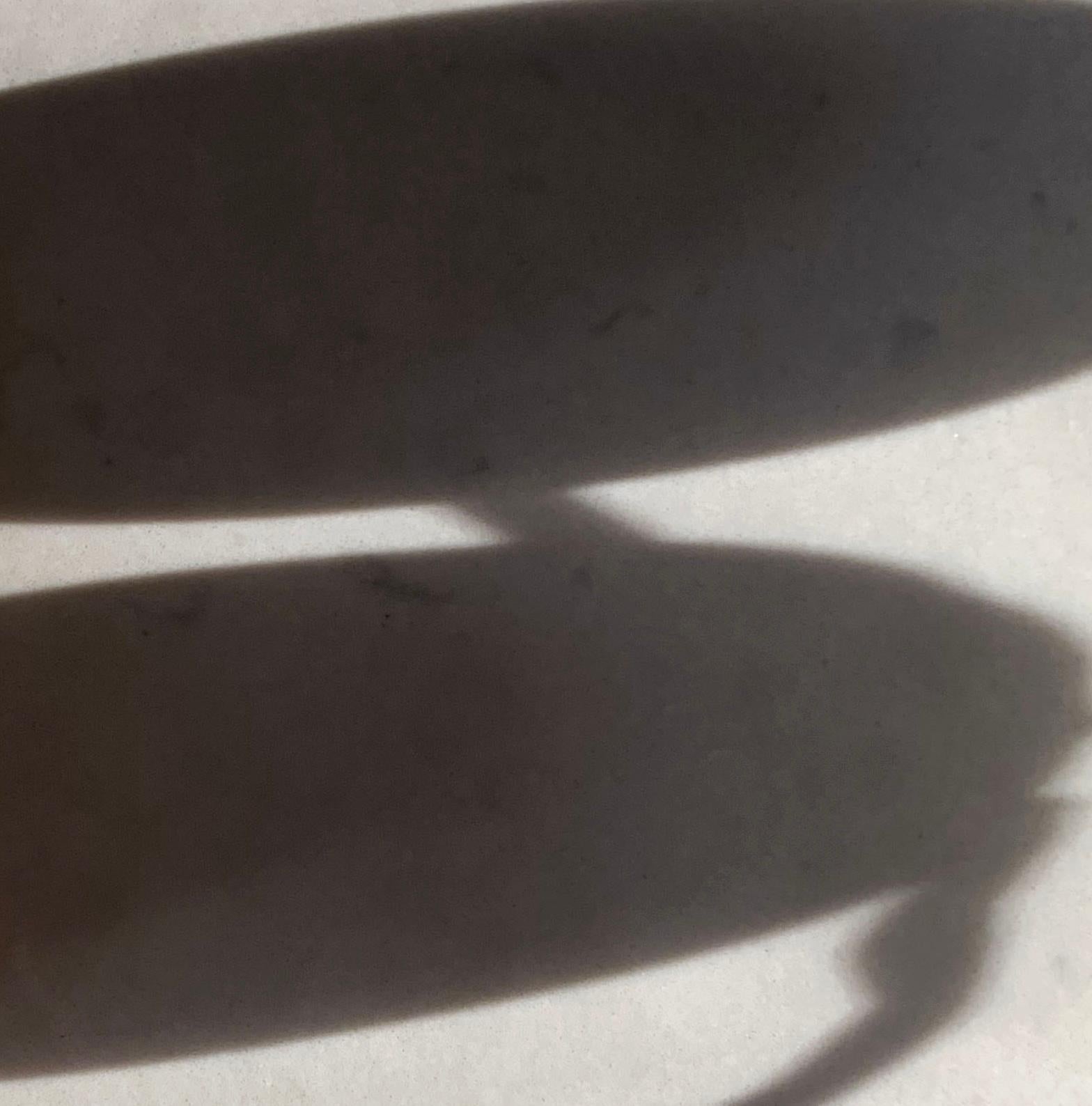 Untitled 2275 : nature morte photographiée avec des pommes jaunes et des ombres abstraites - Beige Abstract Photograph par Paul Cava