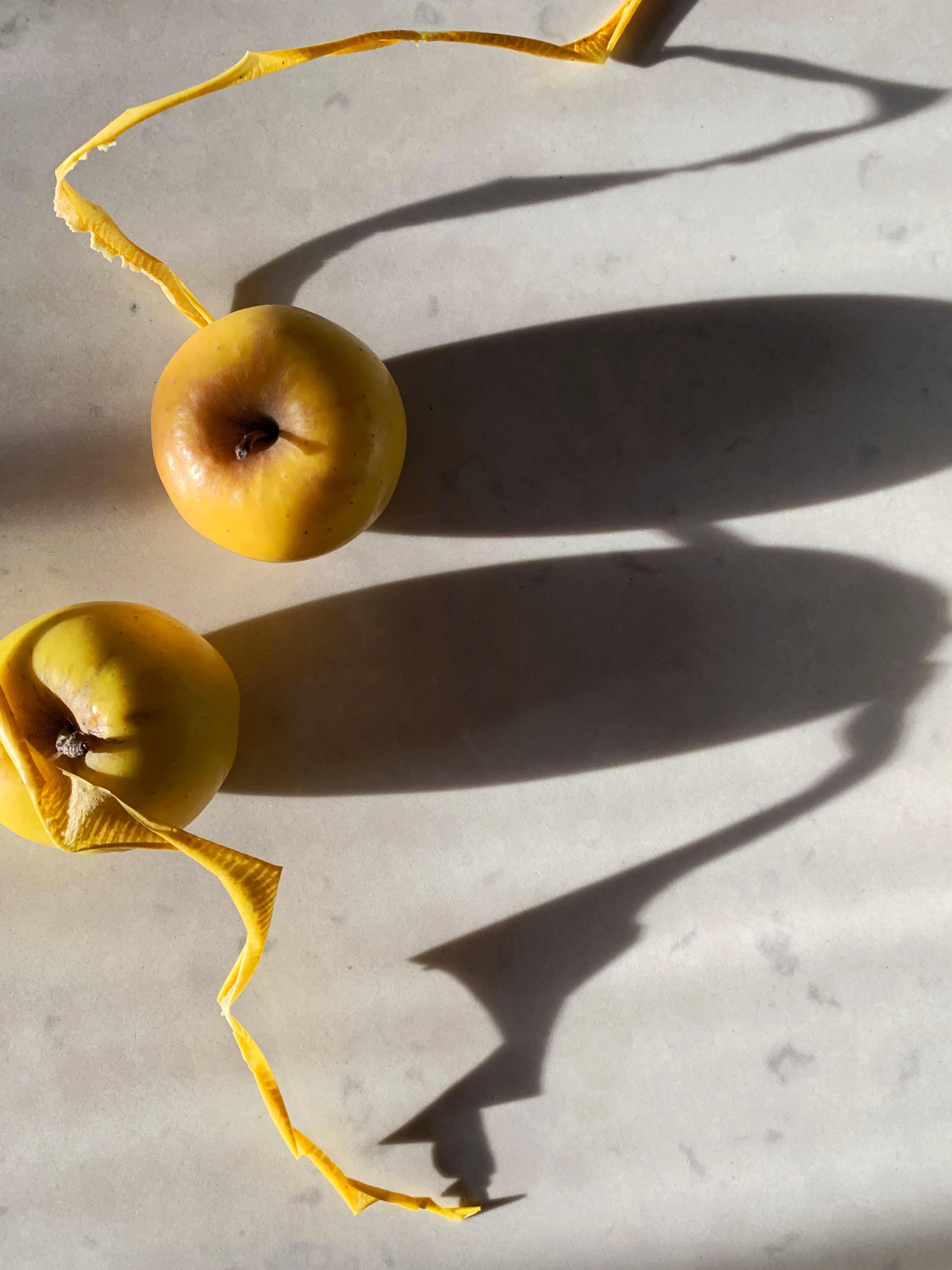 Abstract Photograph Paul Cava - Untitled 2275 : nature morte photographiée avec des pommes jaunes et des ombres abstraites