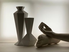 Sans titre (2917) : photographie de nature morte avec vases, aiguilles et pieds moulés et ombres