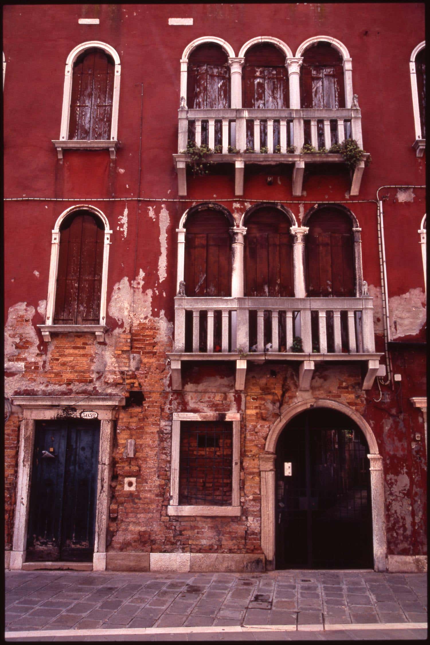 Edición 1/10 - Balcón, Venecia, Italia, Fotografía Tipo C