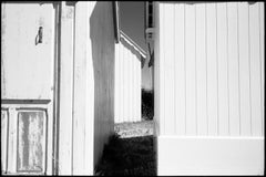 Auflage 1/10 - Beach Huts, Carolles, Frankreich, Silbergelatinefotografie in Silber