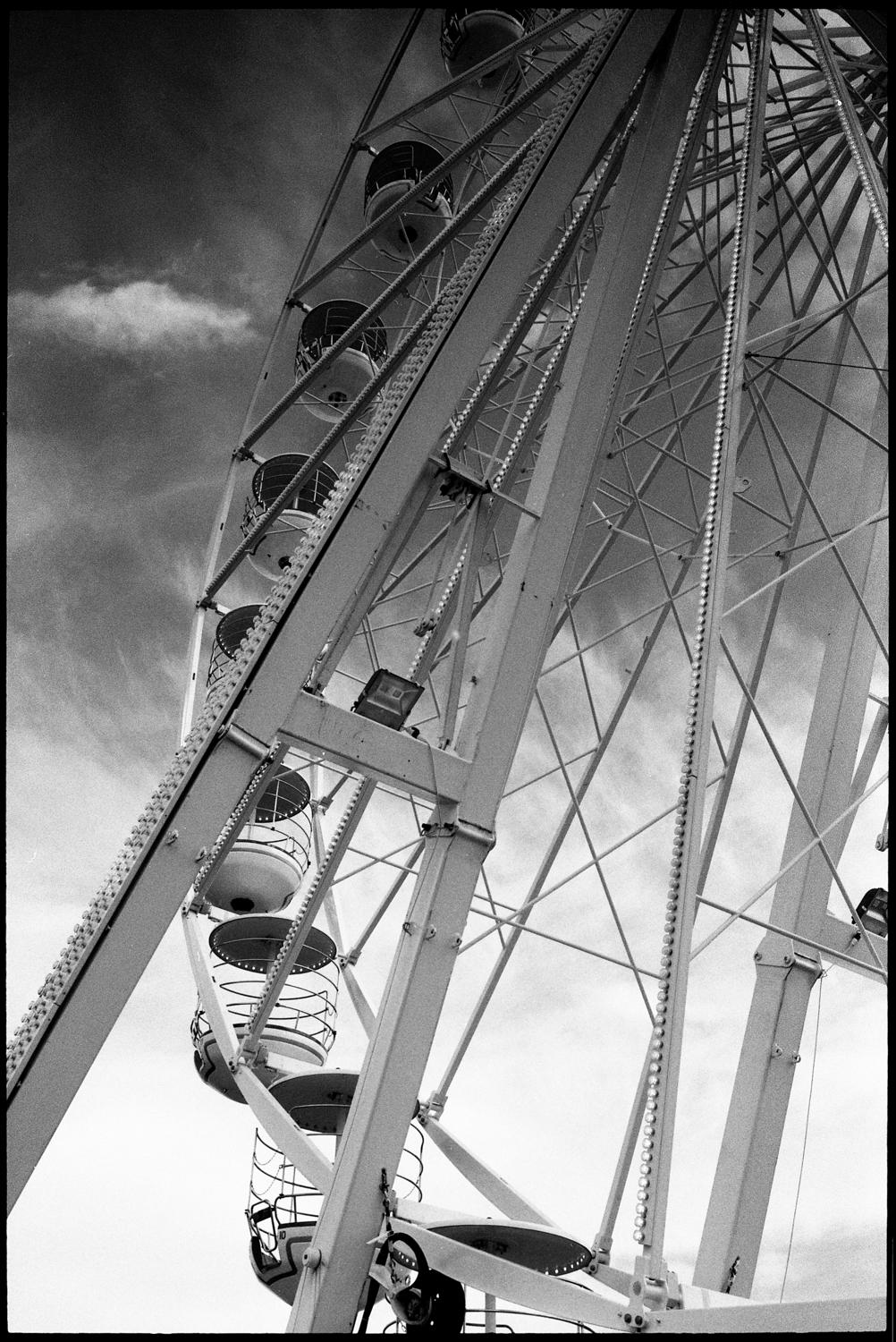 Black and White Photograph Paul Cooklin - Édition 1/10 - Ferris Wheel, Great Yarmouth, Royaume-Uni, photographie à la gélatine argentique