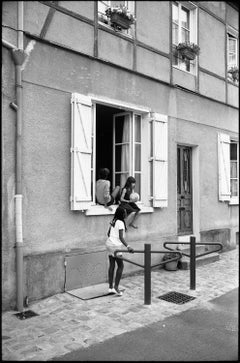 Edition 1/10 -- Filles à la fenêtre, Chinon, France, Photographie à la gélatine argentique